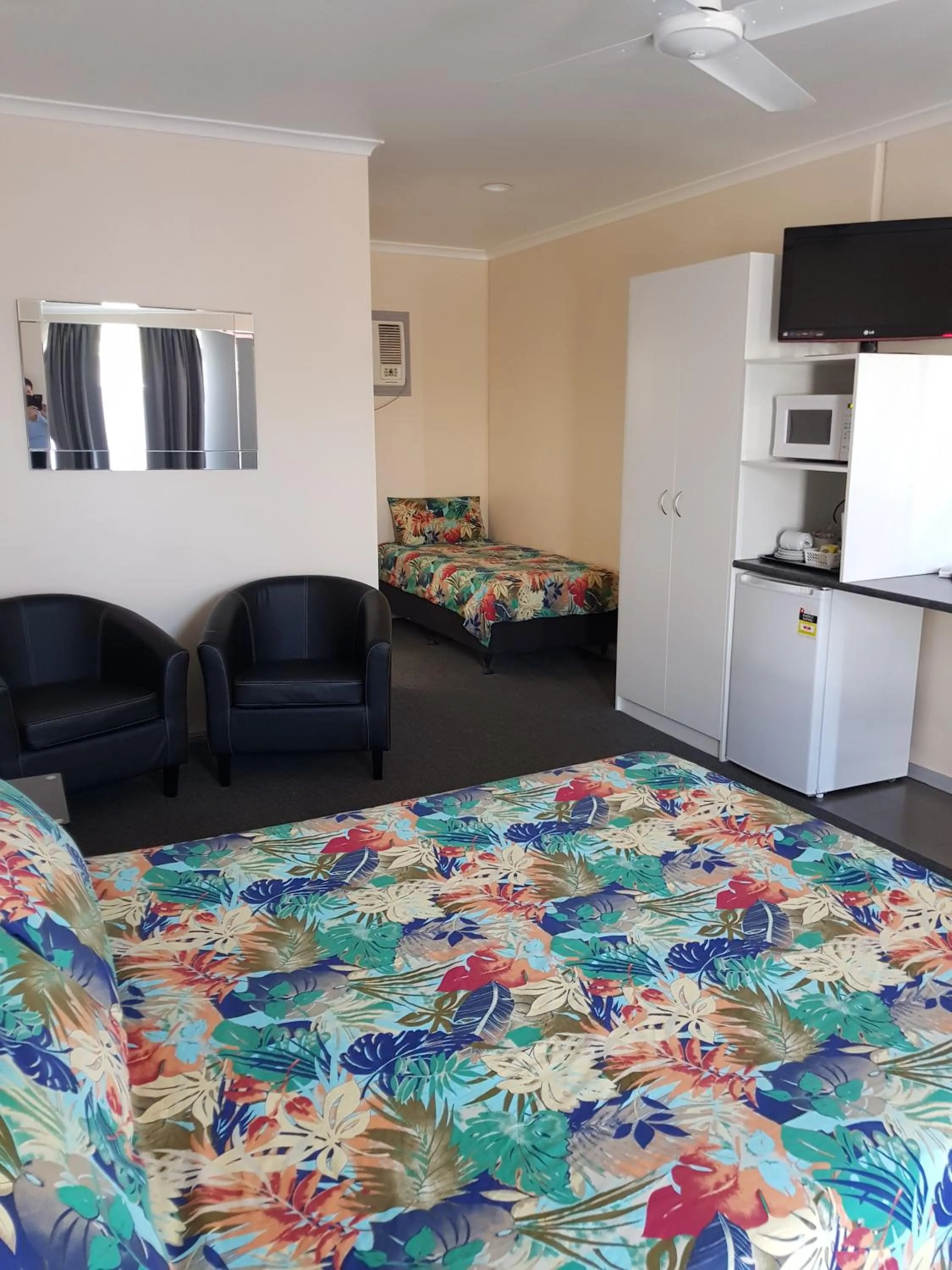 Twin Room with Private Bathroom - single occupancy in Wentworth Central Motor Inn