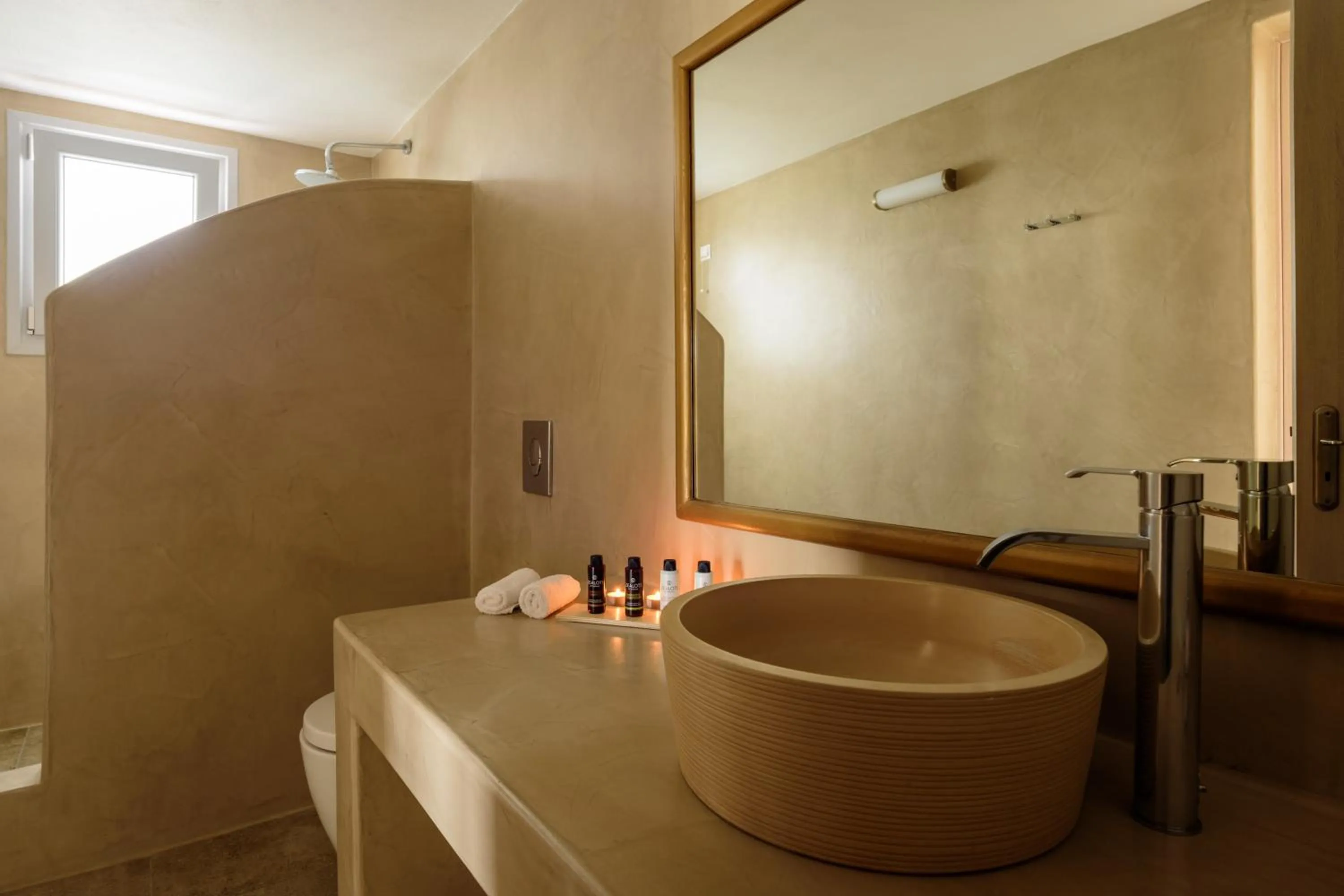 Loft Suite with Outdoor Hot Tub in Aliter Suites