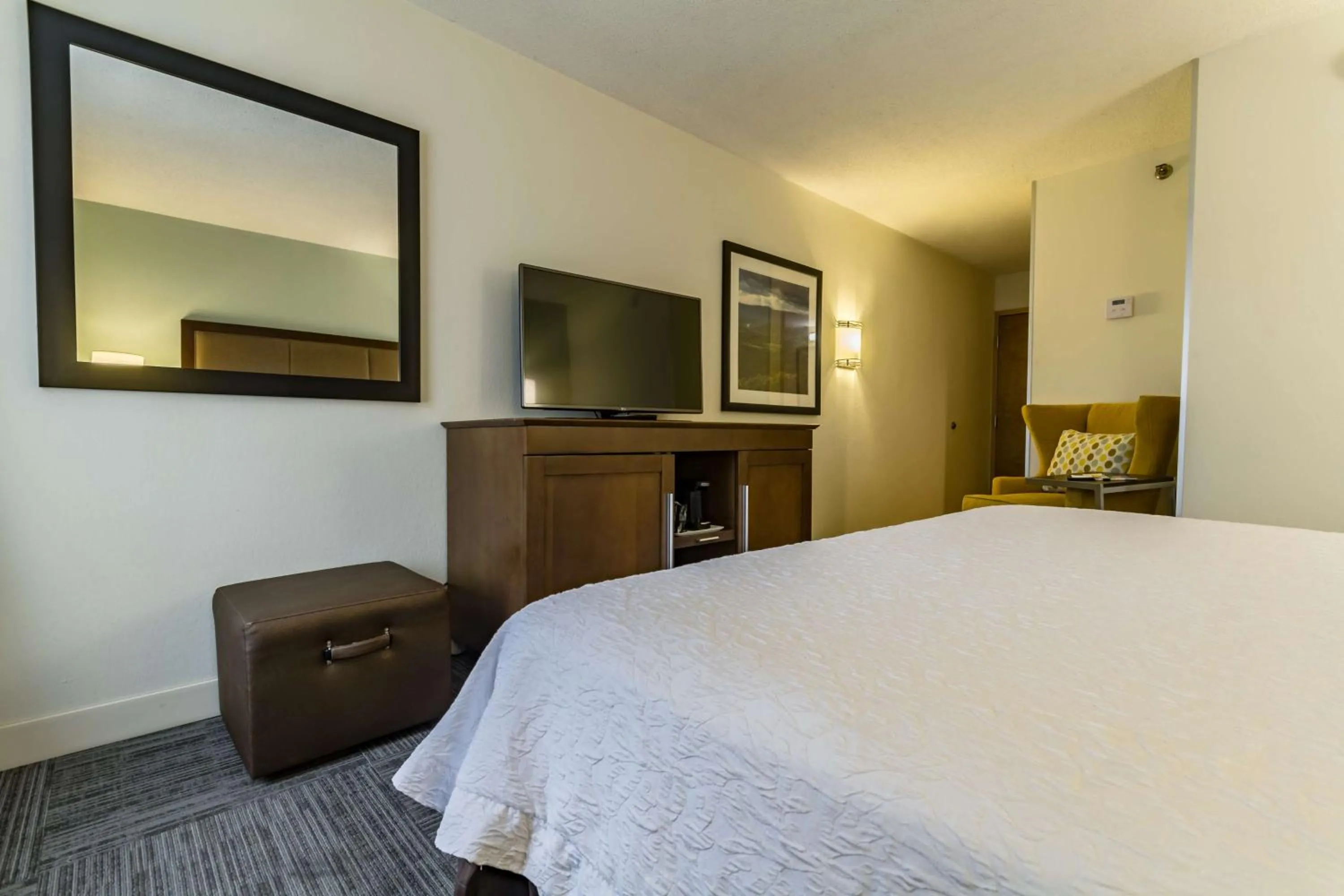 Queen Room Mobility/Hearing Accessible with Shower in Hampton Inn Winchester-University/ Mall