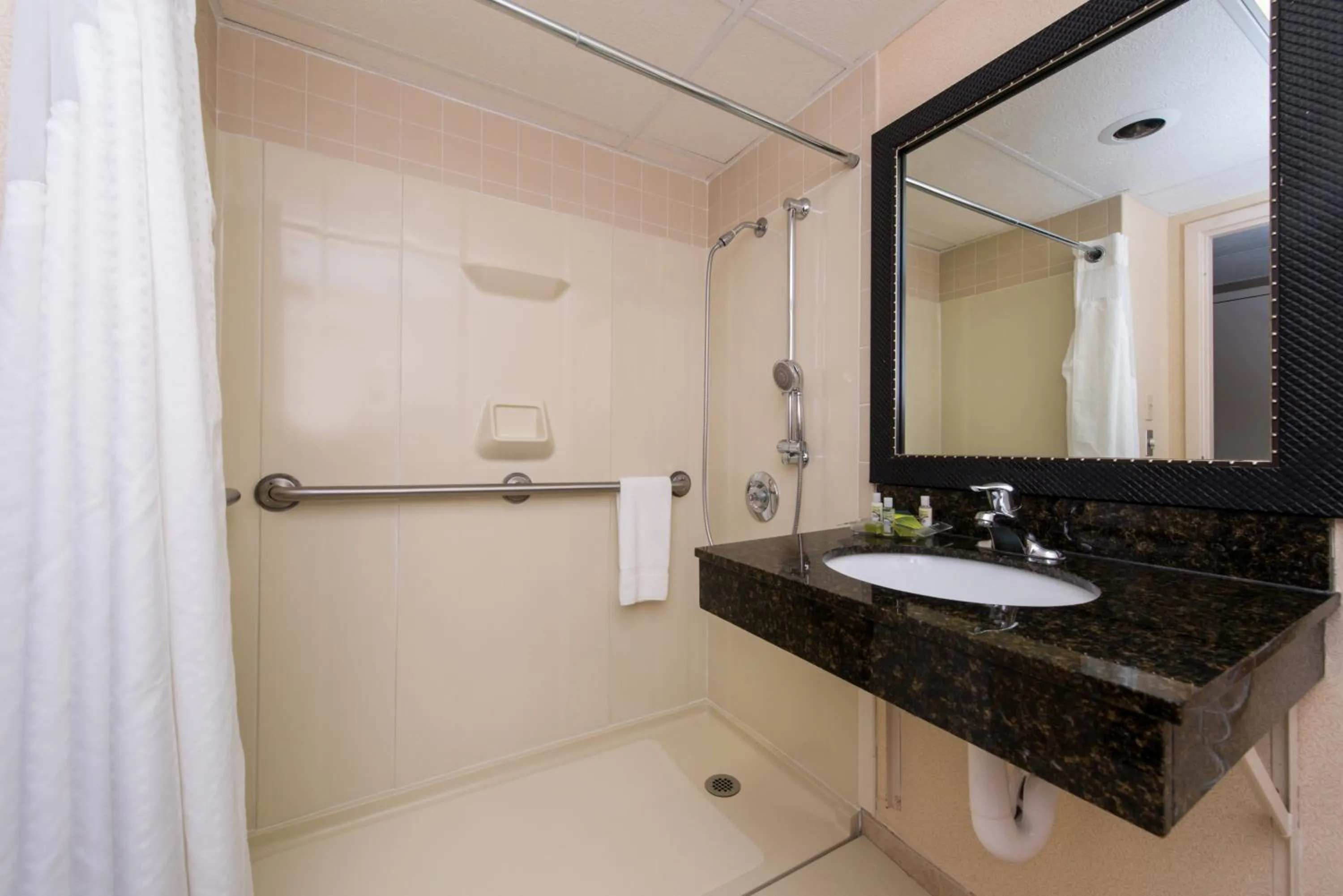 Deluxe Double Room - Mobility Access/Non-Smoking in Ramada by Wyndham Midtown Grand Island
