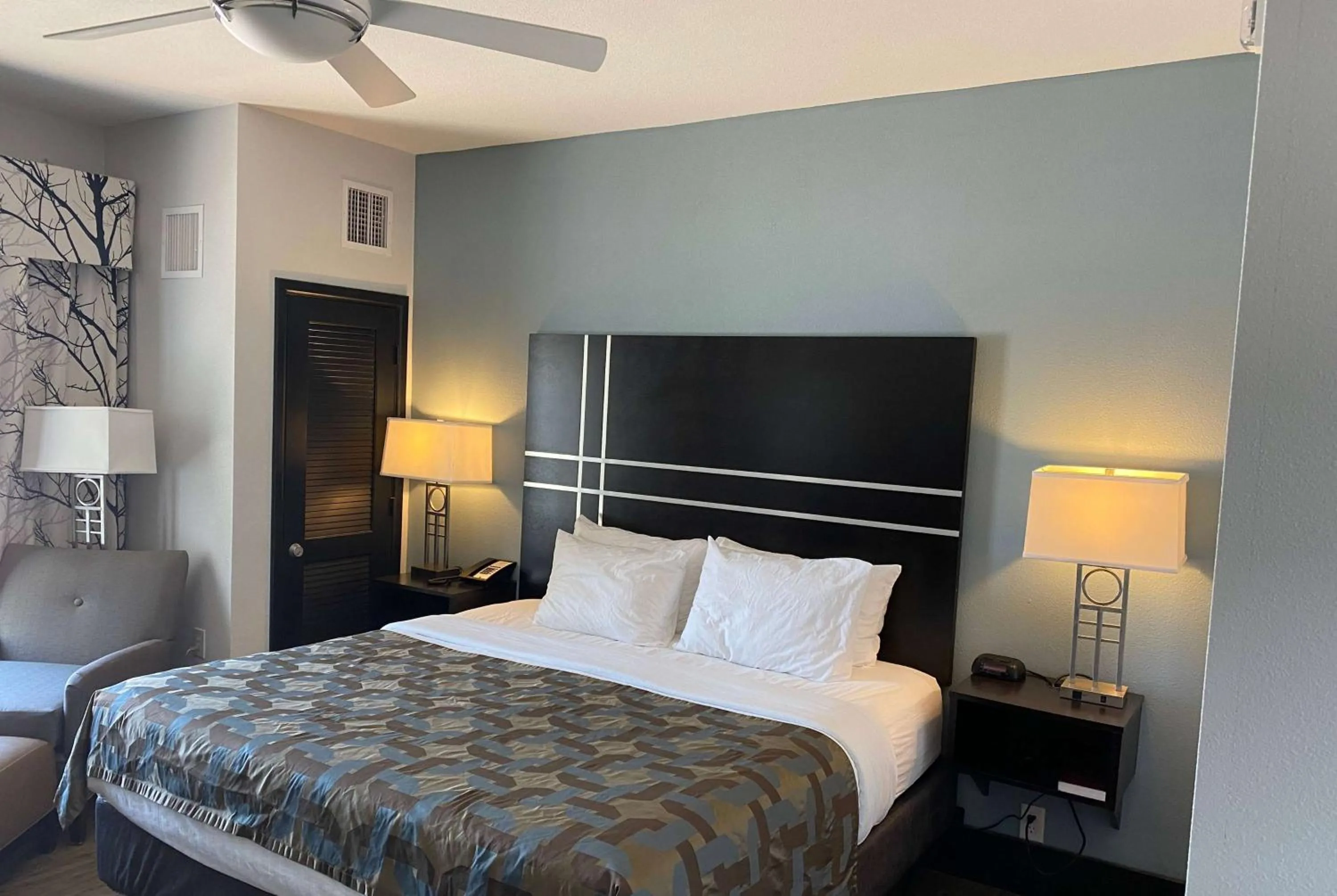 Deluxe King Room - Non-Smoking in La Quinta Inn & Suites by Wyndham Lubbock Southwest