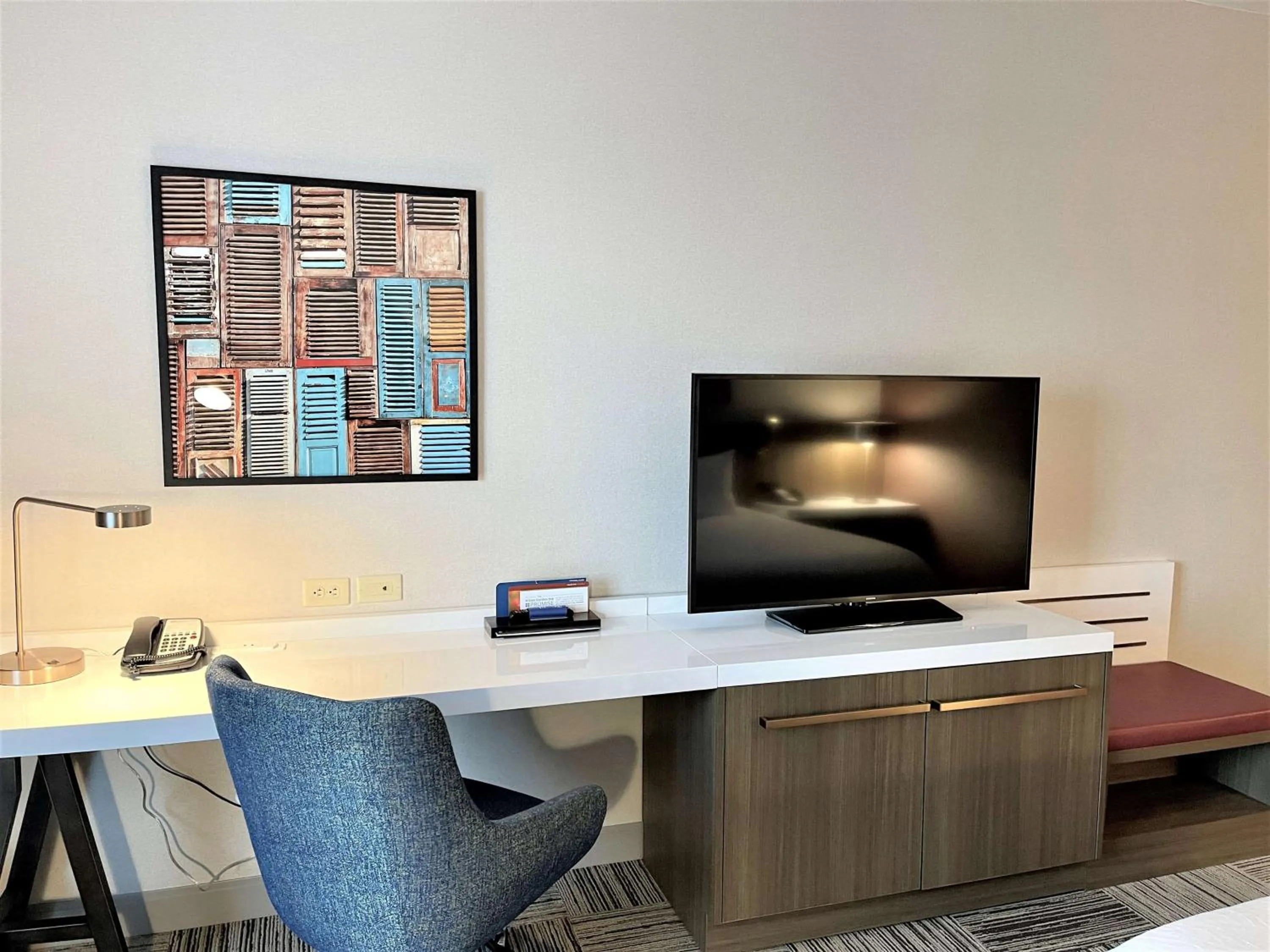 King Room with Tub - Mobility and Hearing Access in Hilton Garden Inn Oconomowoc