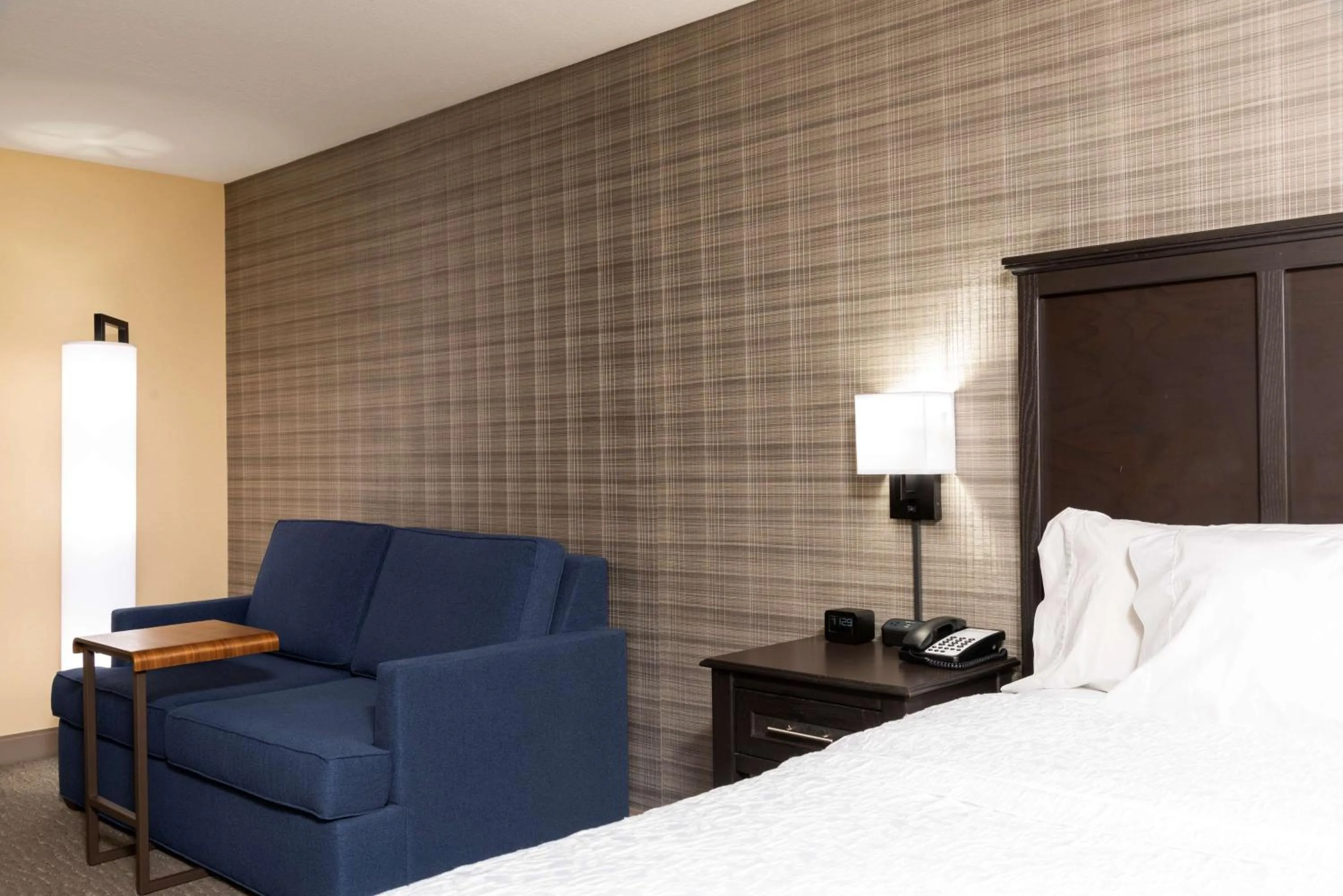 King Room with Sofa Bed - Non-Smoking in Hampton Inn Holland