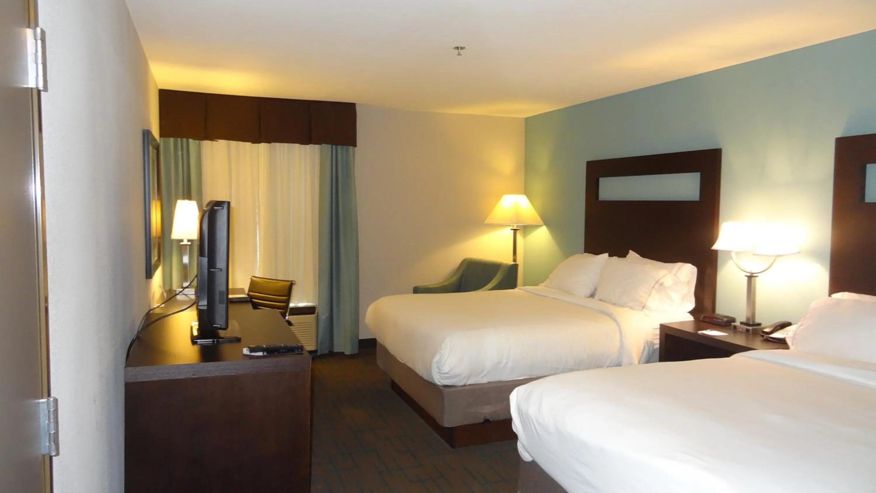 Standard Queen Room with Two Queen Beds in Holiday Inn Express Hotel Kansas City - Bonner Springs by IHG