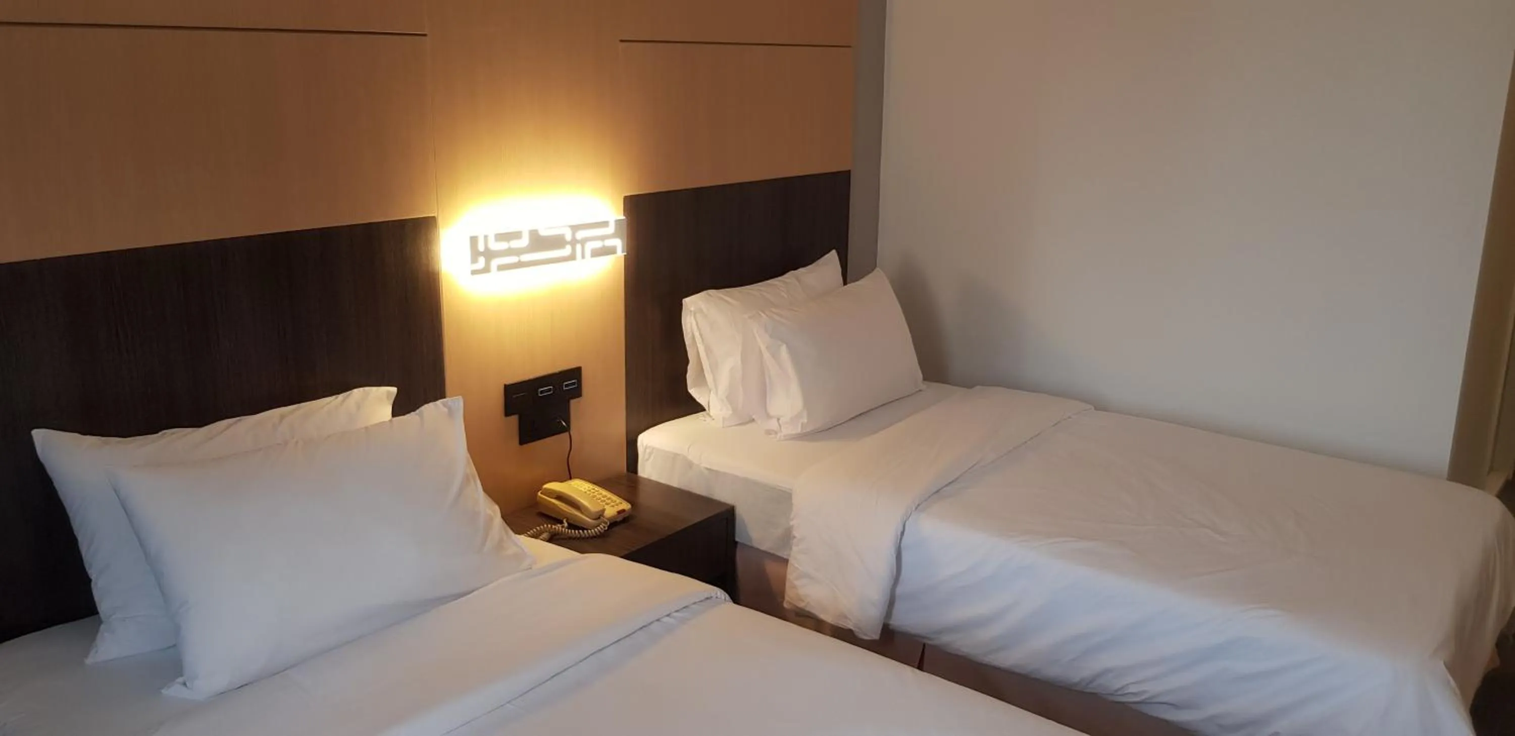 Superior Twin Room in Ariston Hotel Bangkok