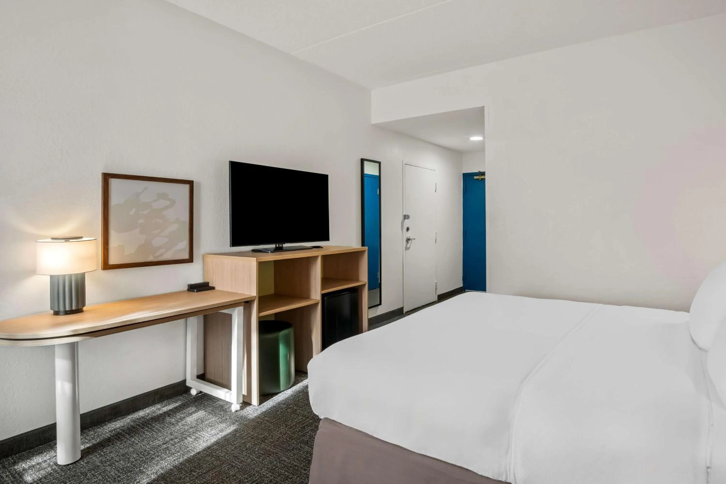 King Room with Mobility Accessible Tub in Spark By Hilton Stevensville