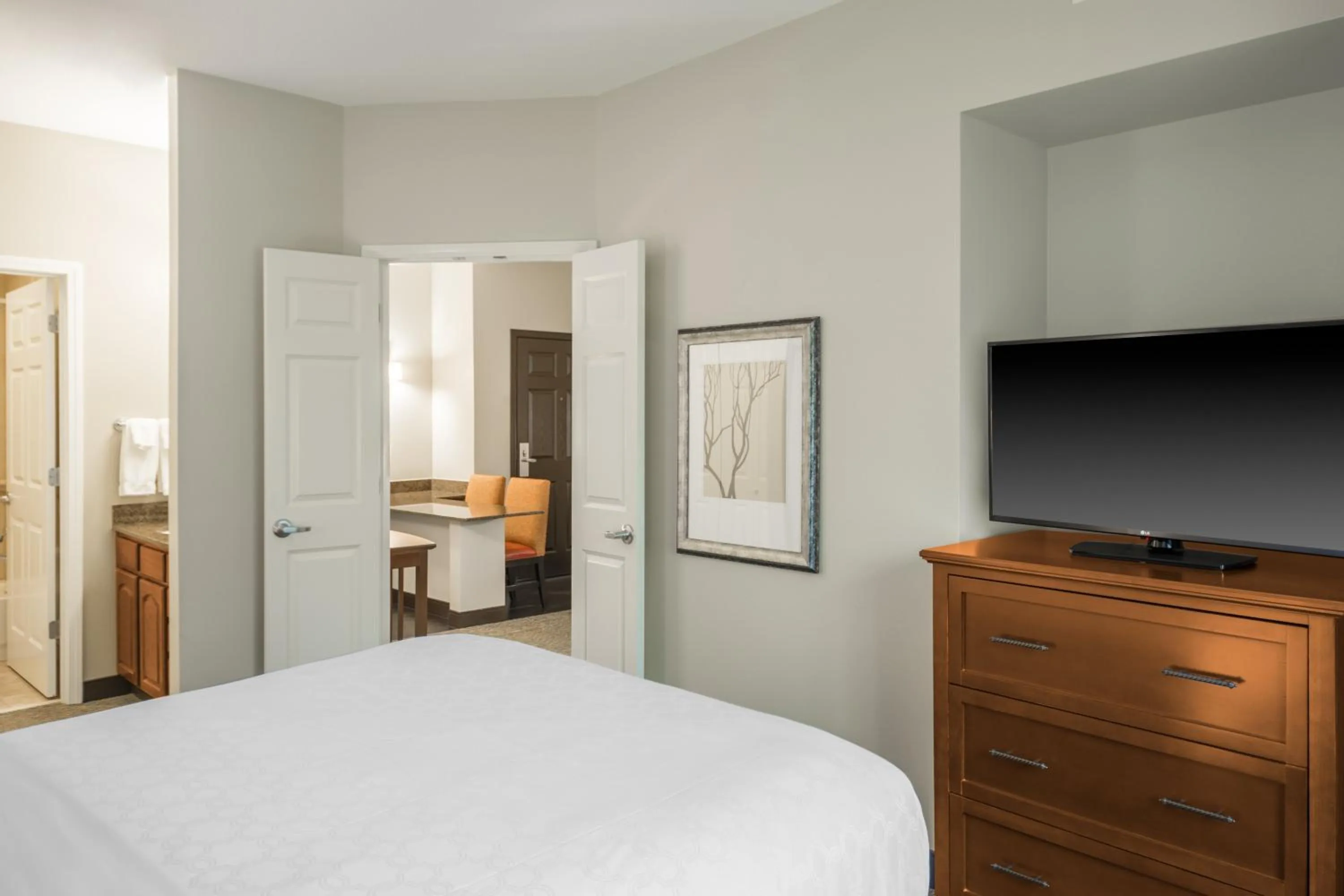 One-Bedroom Queen Suite -Non-Smoking in Staybridge Suites - Kansas City-Independence by IHG