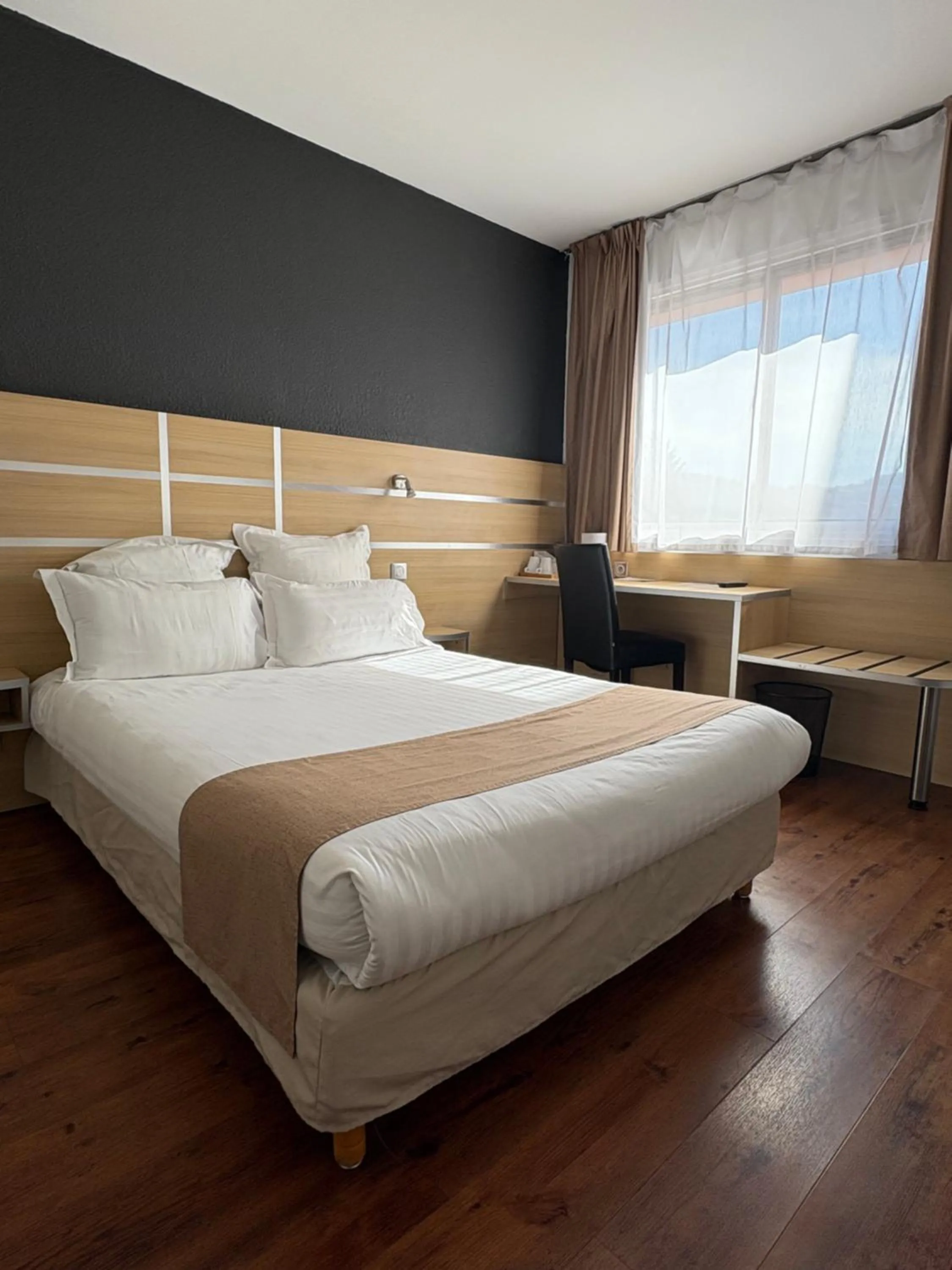 Standard Double Room - single occupancy in Cit'hôtel Le Chris'tel hôtel et restaurant