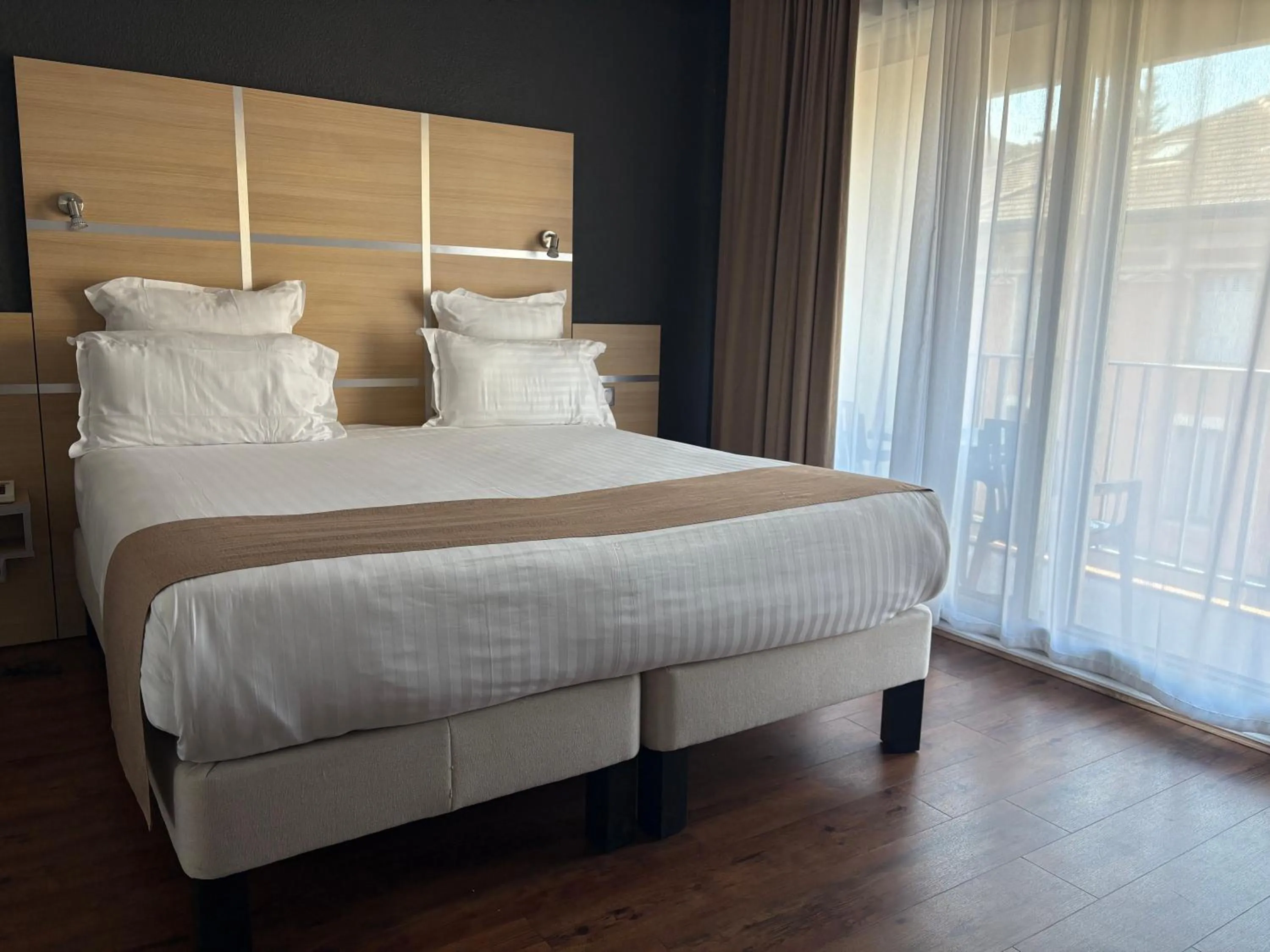 Standard King Room in Cit'hôtel Le Chris'tel hôtel et restaurant