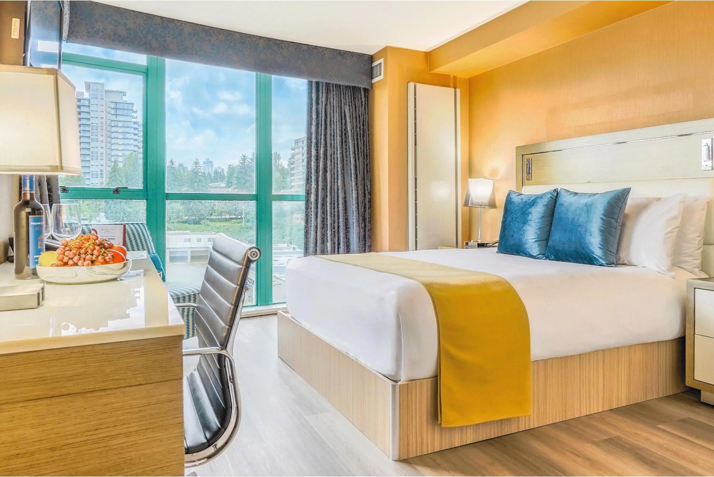 One Bedroom Queen Suite in Executive Plaza Hotel & Conference Centre, Metro Vancouver