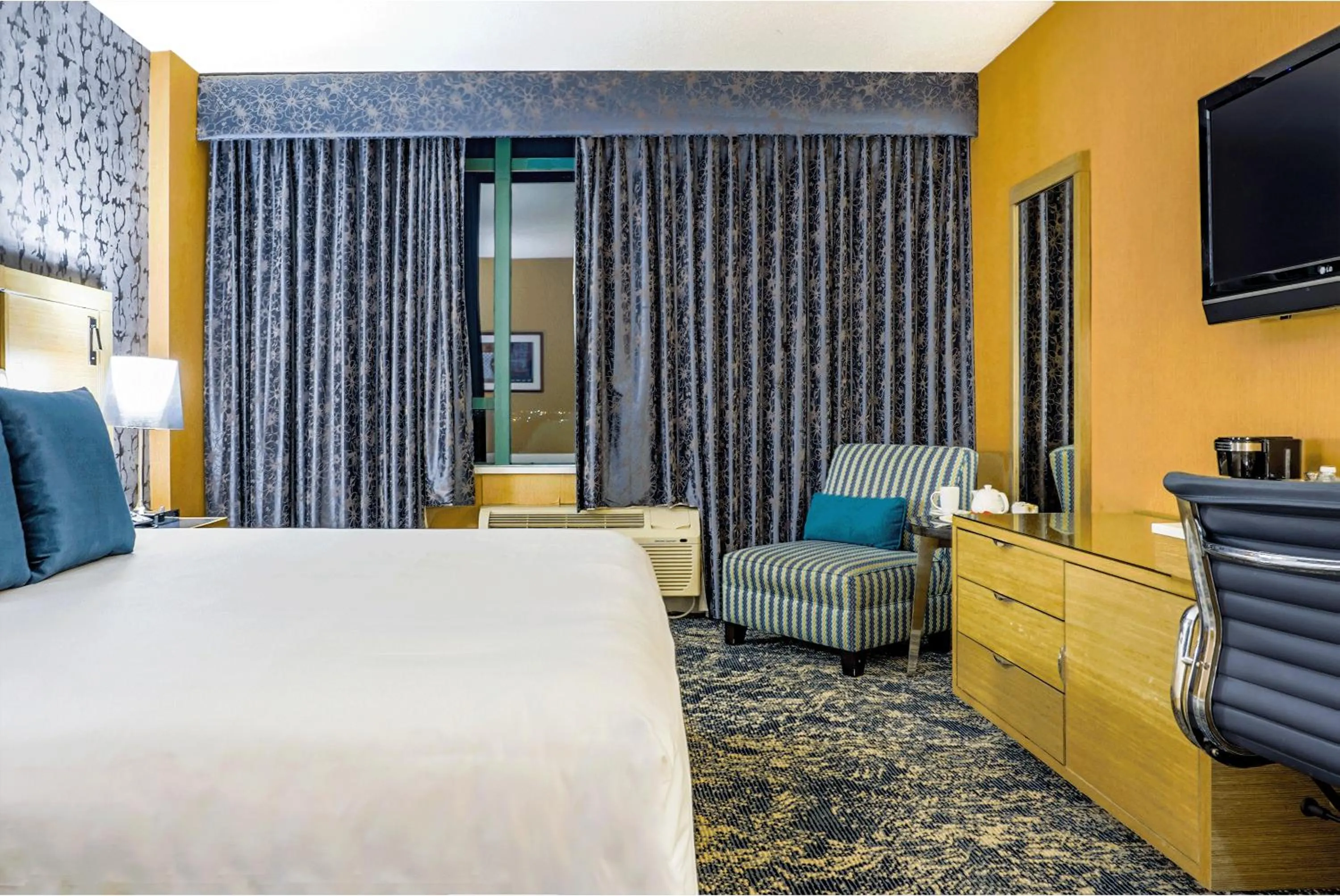 Deluxe King  in Executive Plaza Hotel & Conference Centre, Metro Vancouver