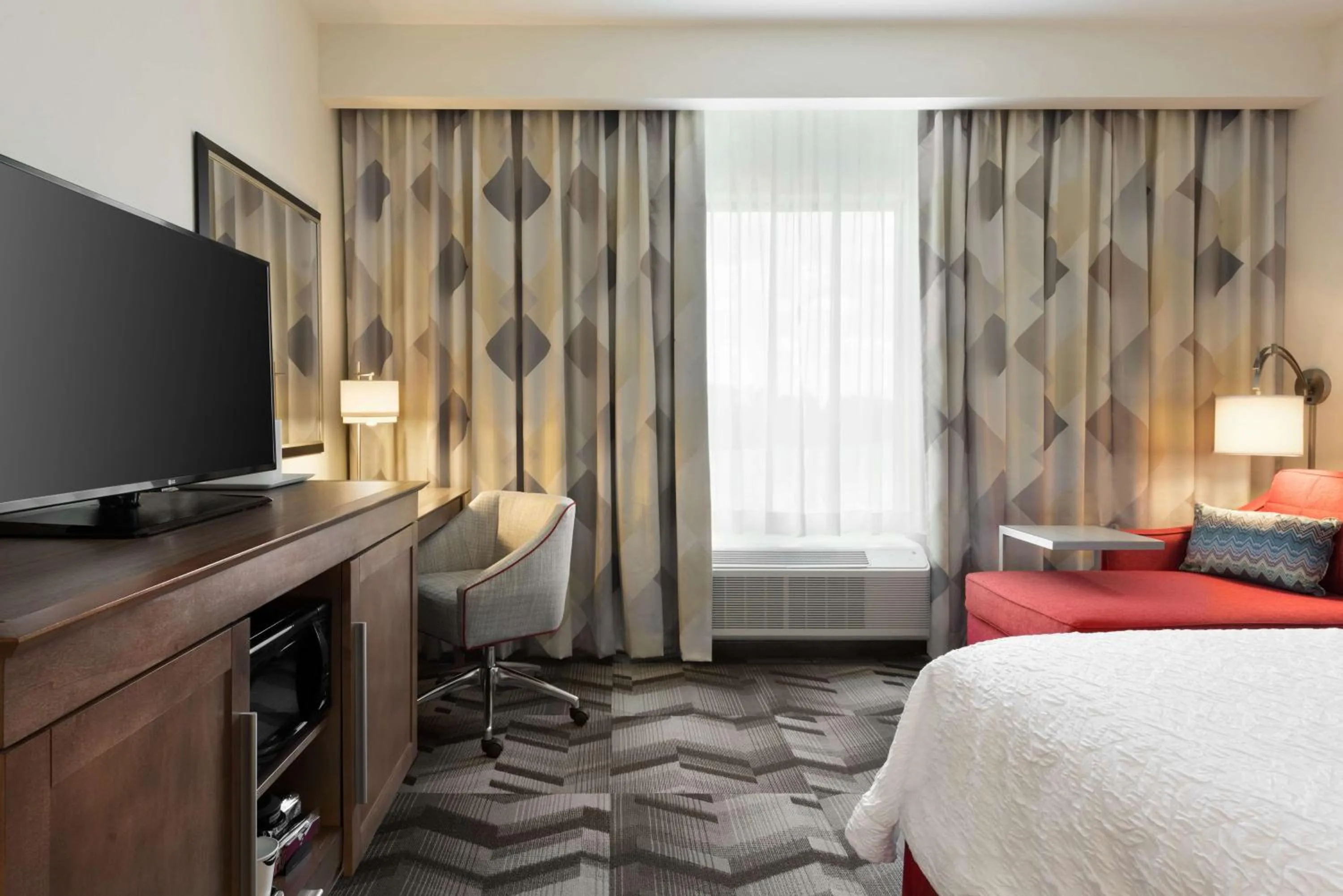 King Room - Non-Smoking in Hampton Inn by Hilton Spring Hill, TN