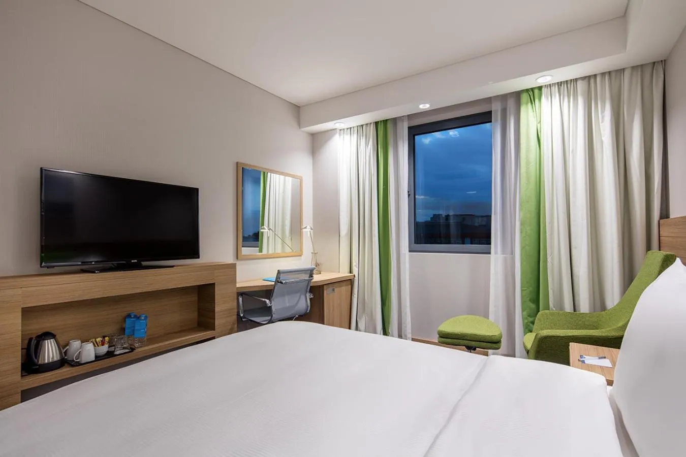 Queen Room - Mobility Access in Hampton by Hilton Istanbul Zeytinburnu
