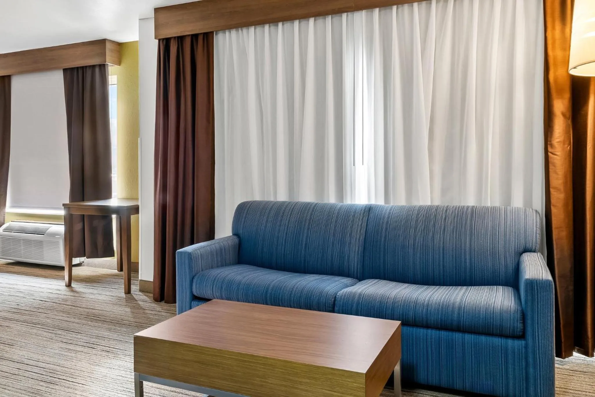King Suite in Holiday Inn Express Hotel & Suites Marion by IHG