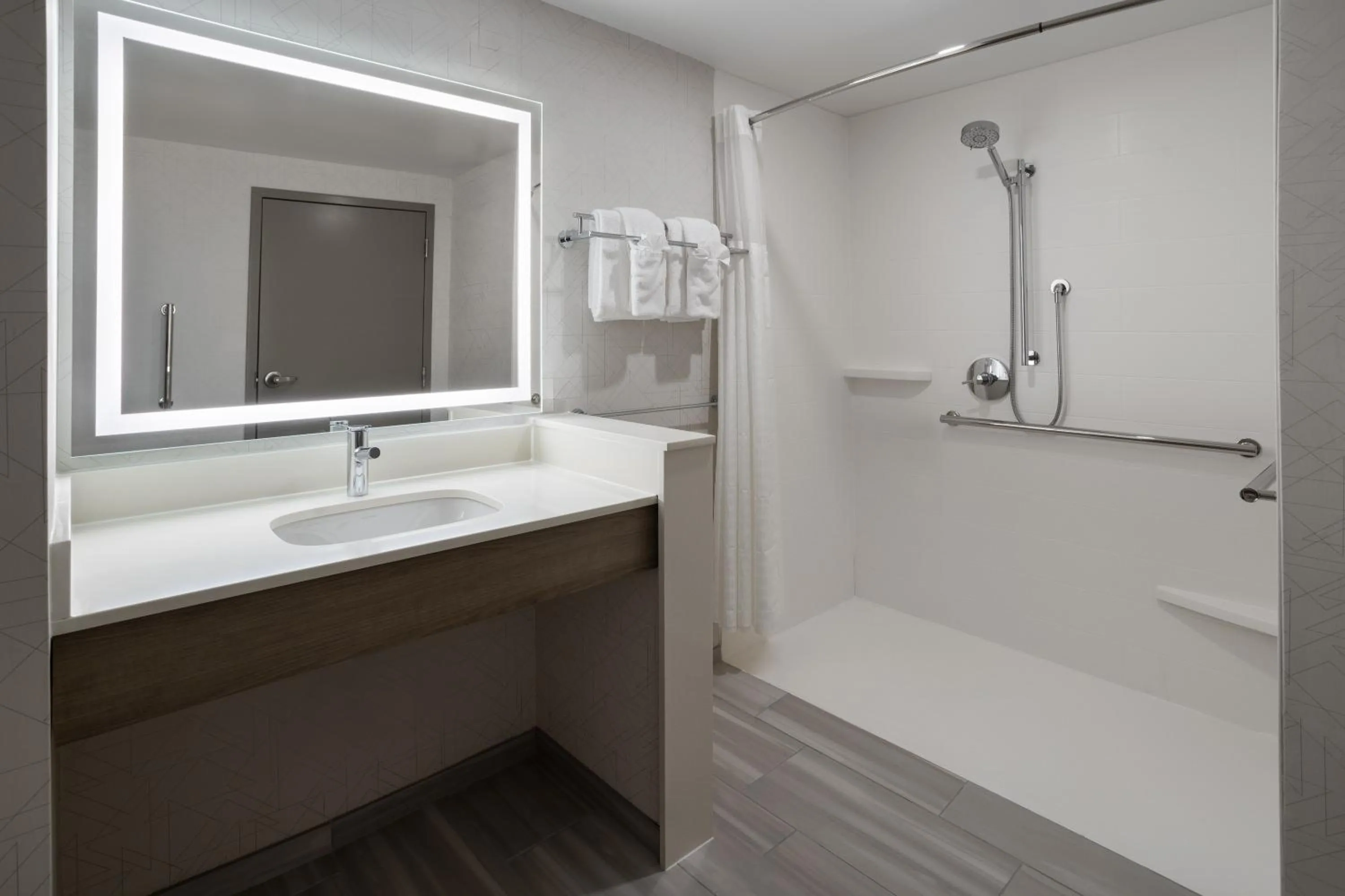 King Room with Roll-In Shower - Communication Mobility Accessible in Holiday Inn Express Hotel & Suites Brattleboro by IHG