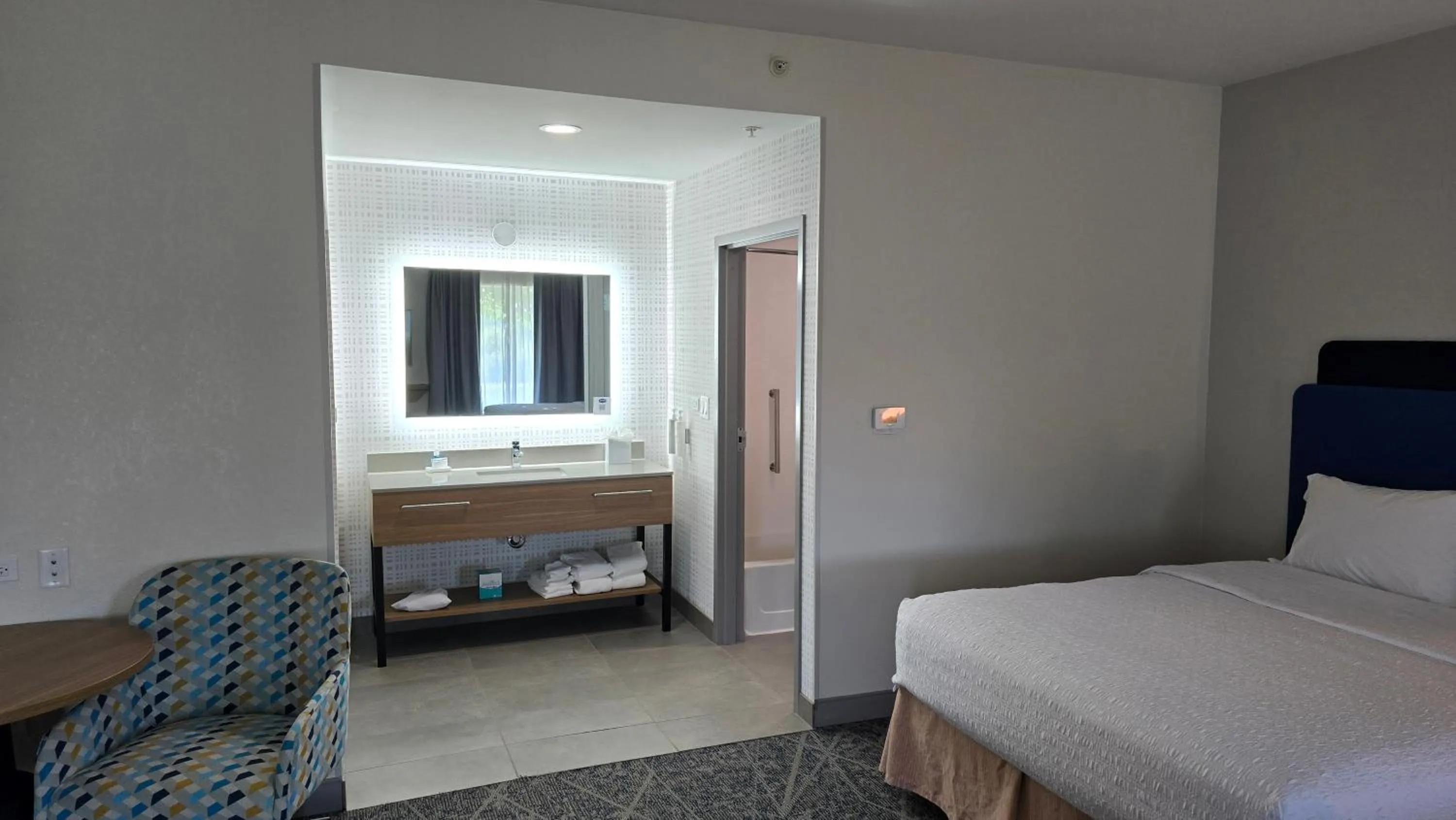 Queen Studio in Hampton Inn & Suites Chicago Deer Park