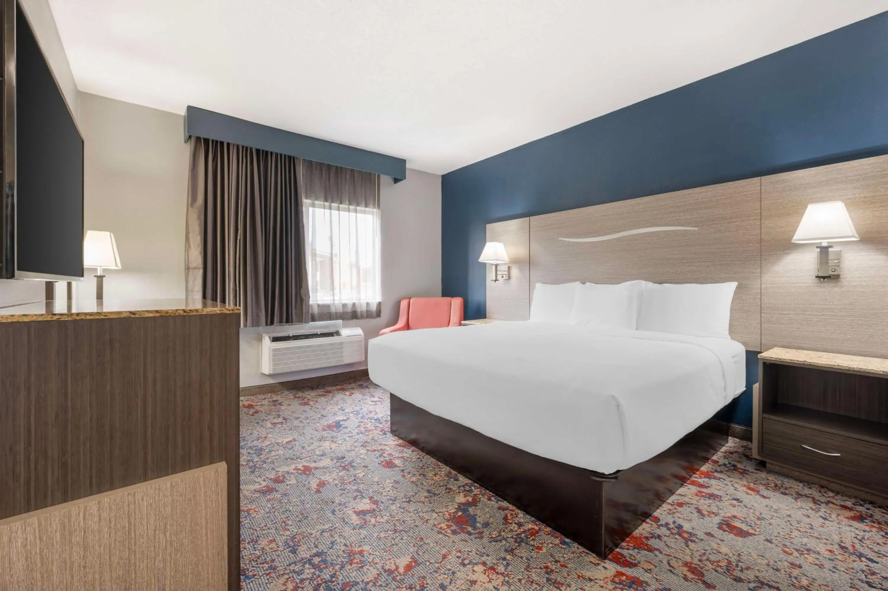 King Room with Roll-In Shower - Disability Access in Best Western Kokomo Hotel