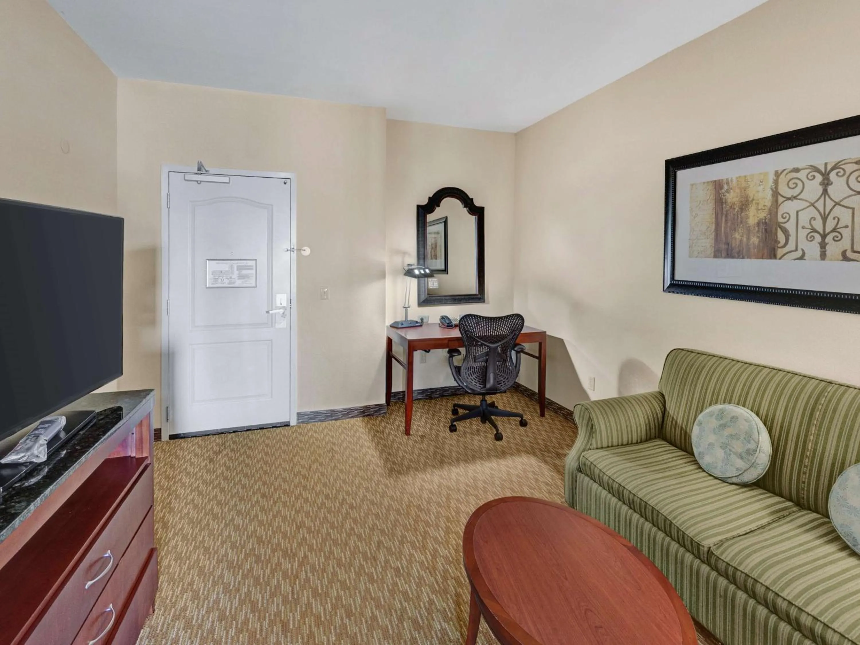 Junior King Suite with Seating Area in Hilton Garden Inn Oklahoma City North Quail Springs