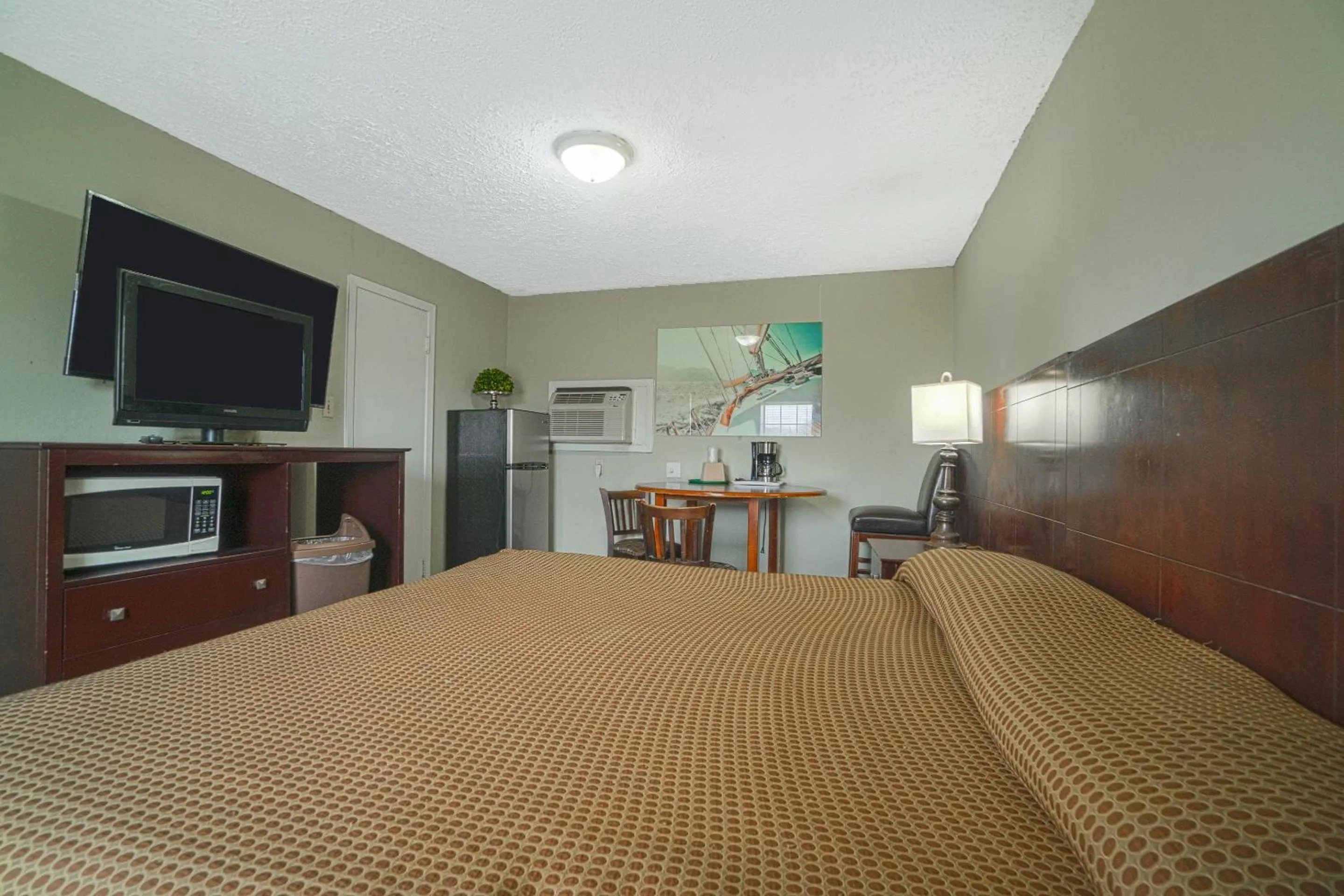 King Bed Smoking in Texana Inn Edna By OYO