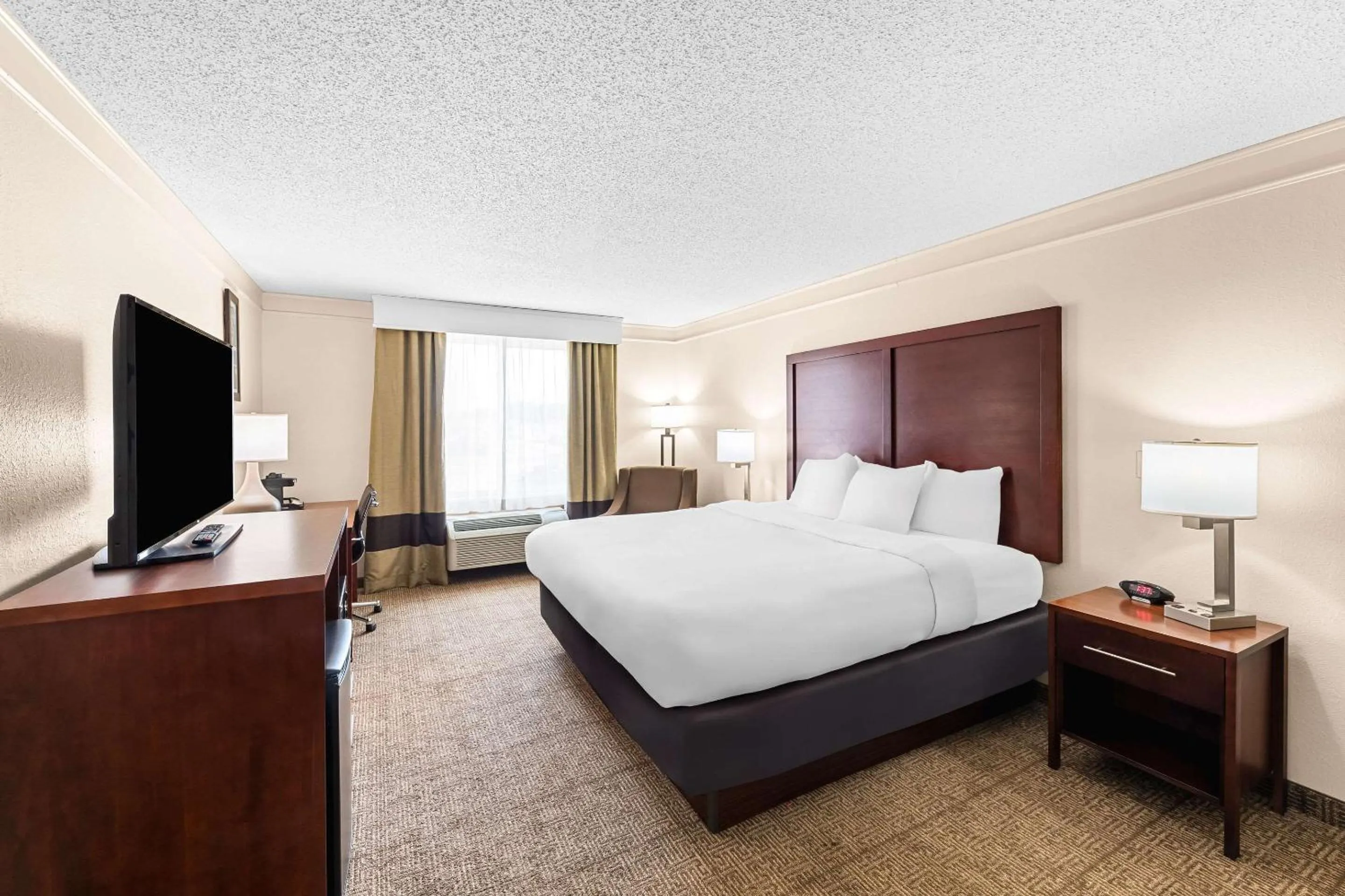 King Room - Non-Smoking in Comfort Inn & Suites Heath - Newark South