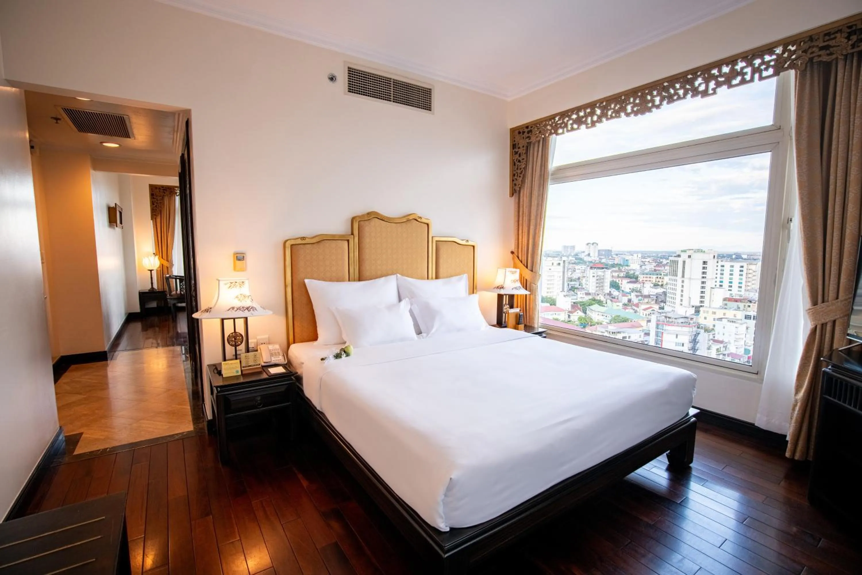 Junior Suite With City View in TTC Imperial Hotel