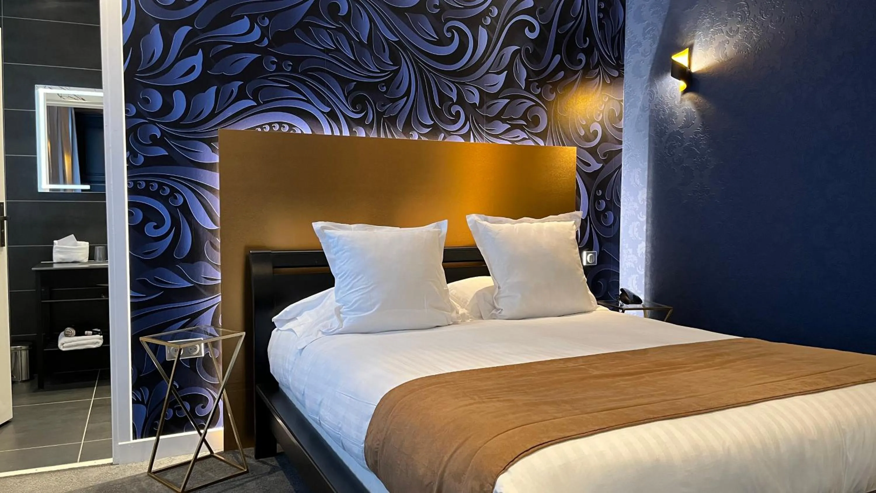 Suite with Port View in LOGIS Hôtel Borel