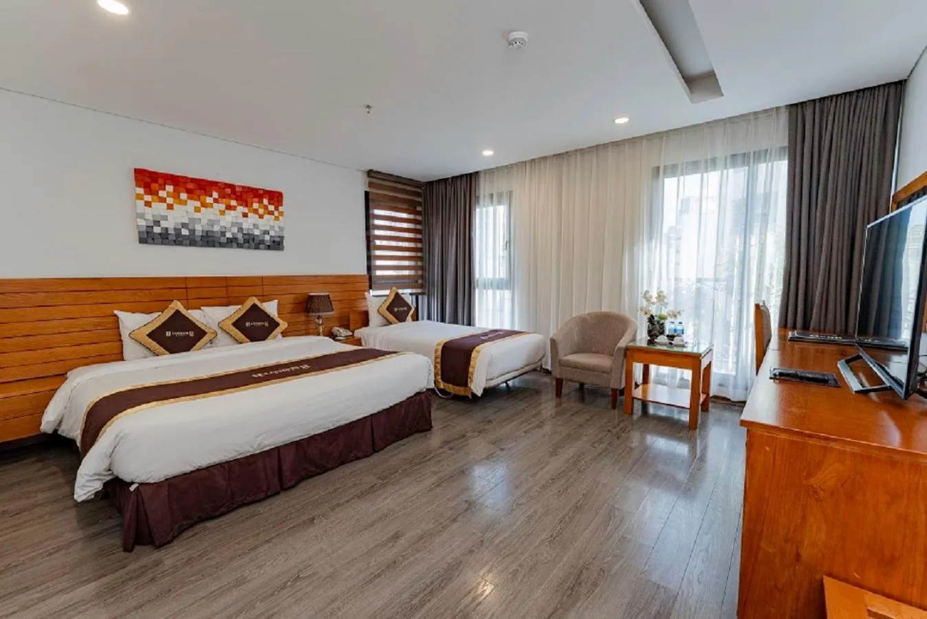 Family Suite with Balcony in London Hanoi Hotel