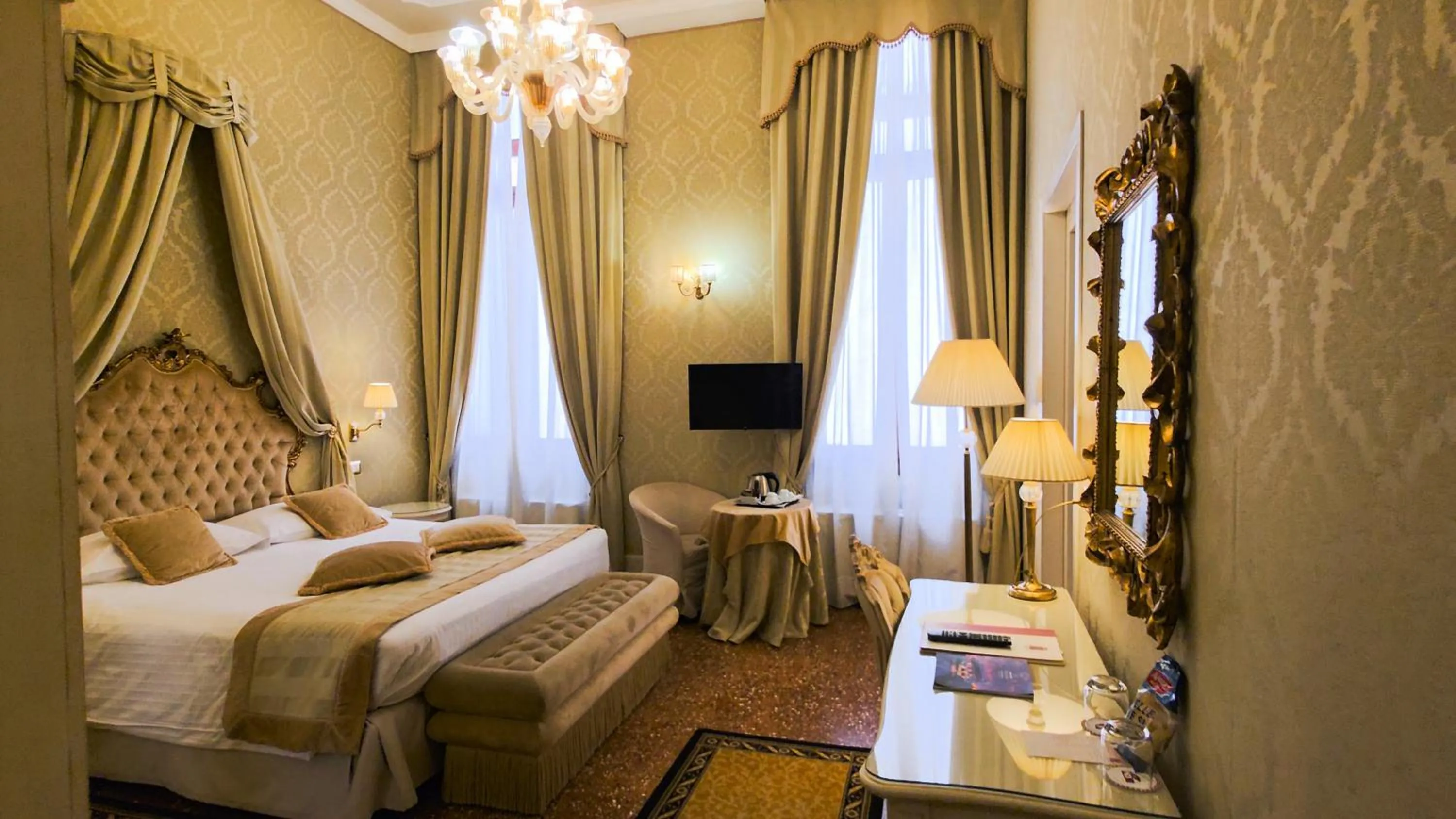 Two-Bedroom Suite in Hotel Al Duca Di Venezia