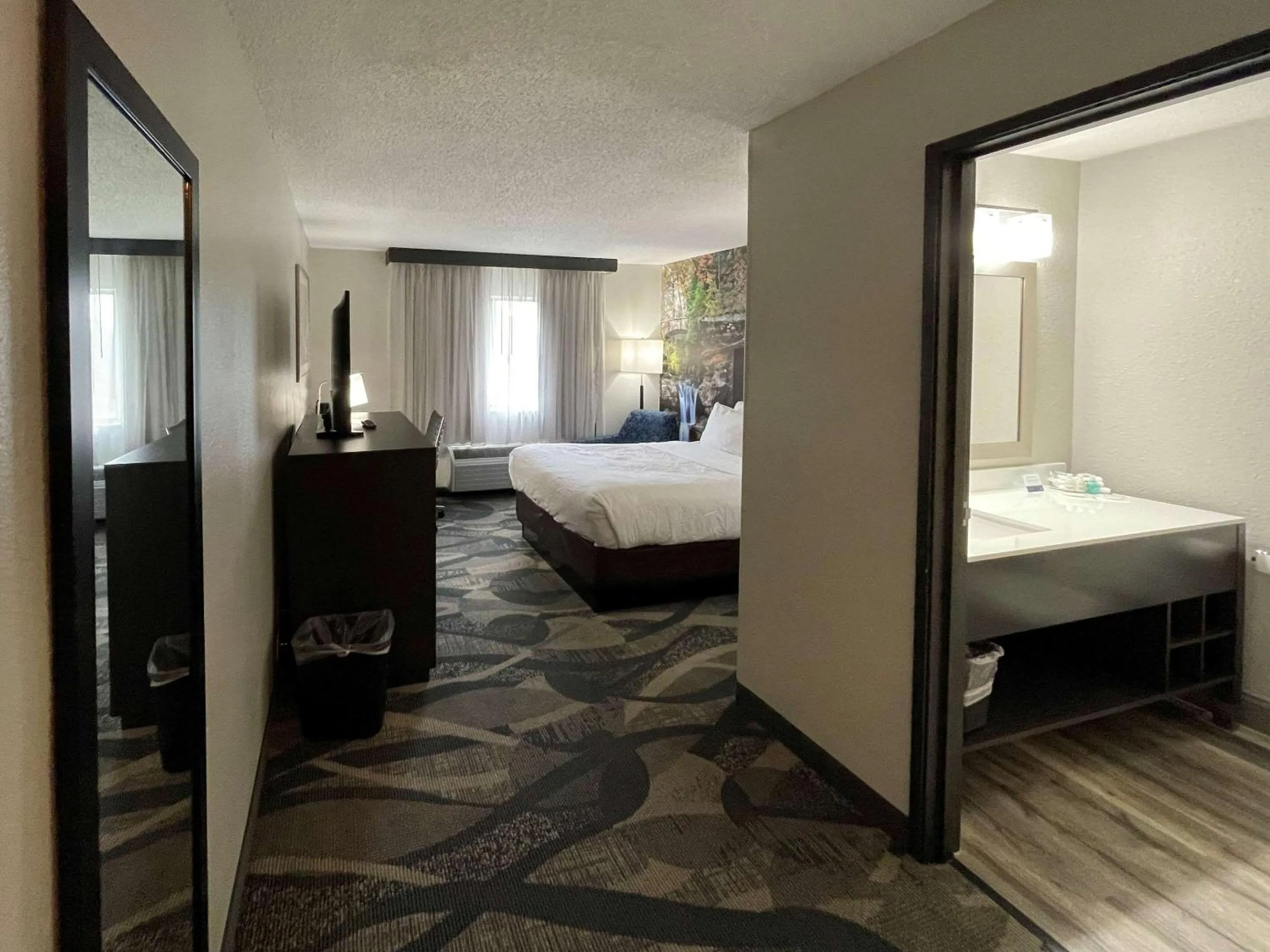 Efficiency Queen Room - Accessible/Non-Smoking in Clarion Inn Fairborn - Dayton near Wright Patterson