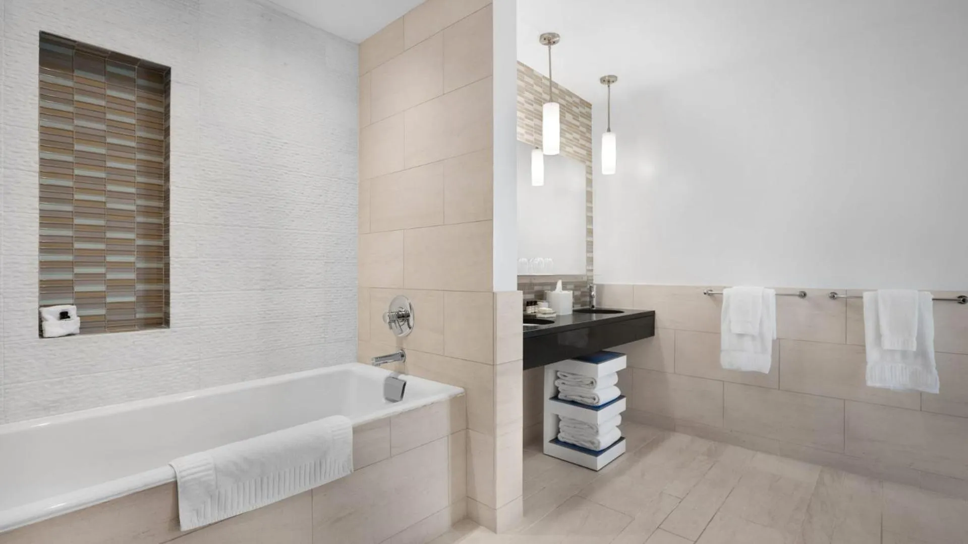 Premier King in Ink 48 Hotel