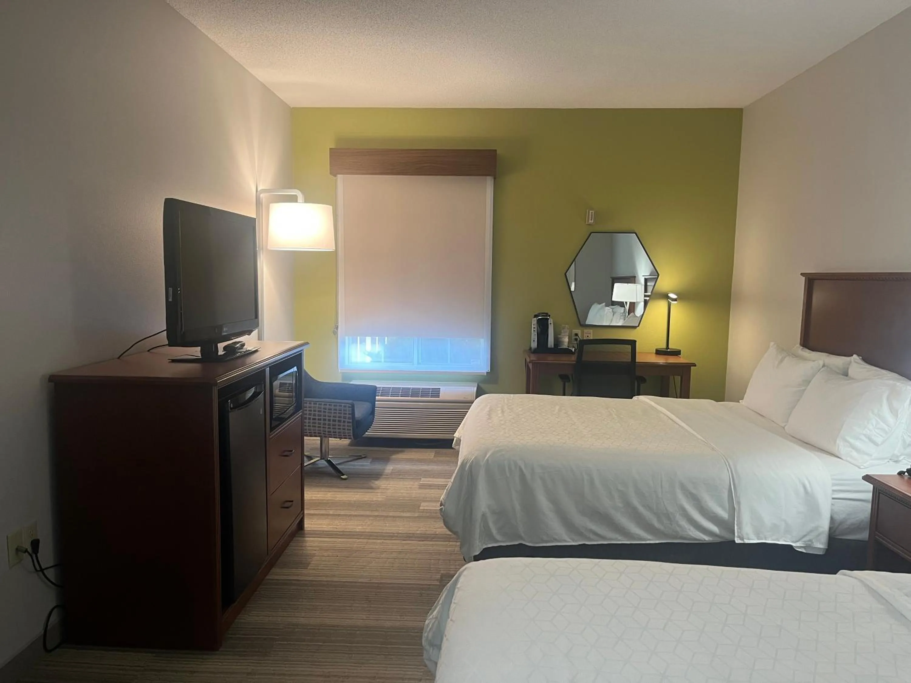 Standard Room with Two Queen Beds in Holiday Inn Express Hotel & Suites Sioux Falls At Empire Mall by IHG