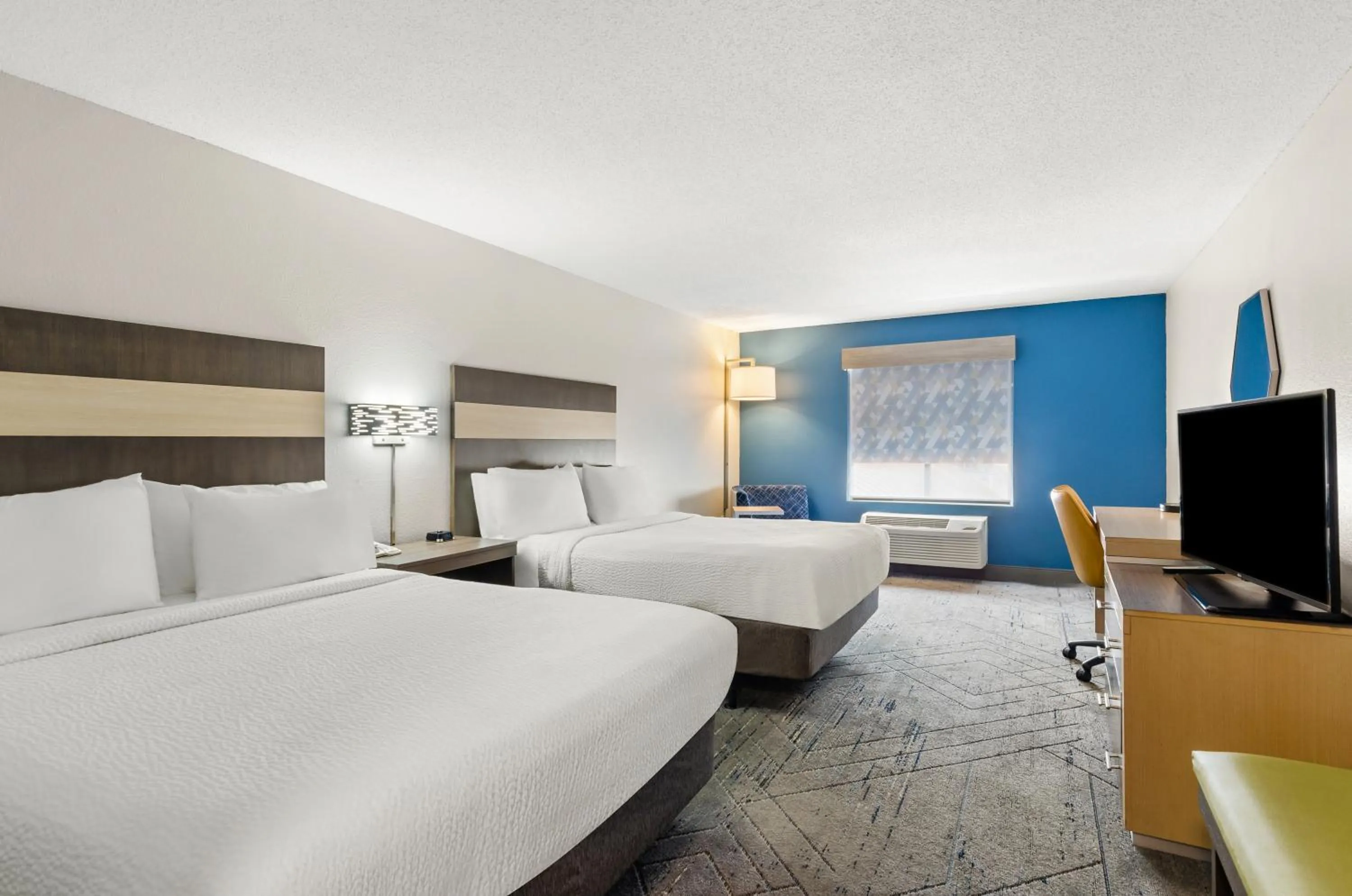 Standard Queen Room with Two Queen Beds and Mobility Accessible Tub in Holiday Inn Express Princeton/I-77 by IHG