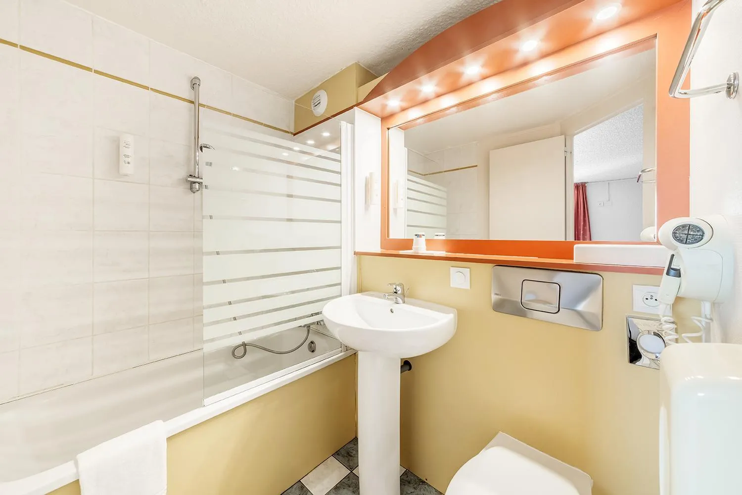 Family Room in Comfort Hotel Montlucon