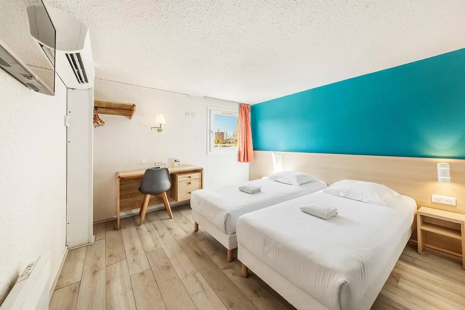 Standard Twin Room - Non-Smoking in Comfort Hotel Montlucon