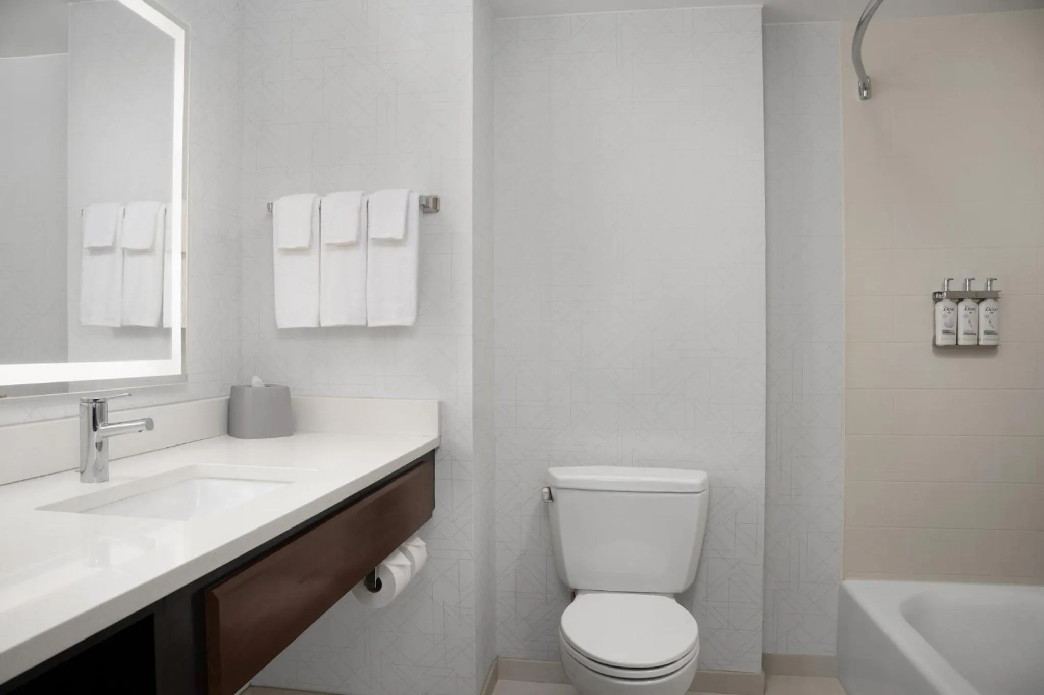 King Suite in Holiday Inn Express & Suites Alexandria - Fort Belvoir by IHG