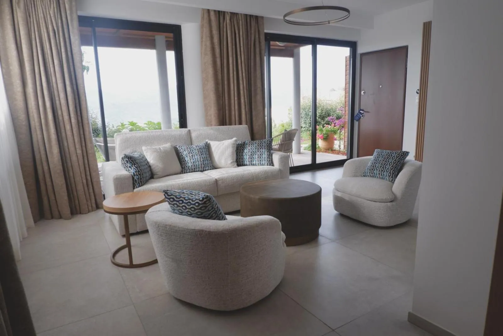 King Suite with Mountain View in Best Western Plus San Damianu