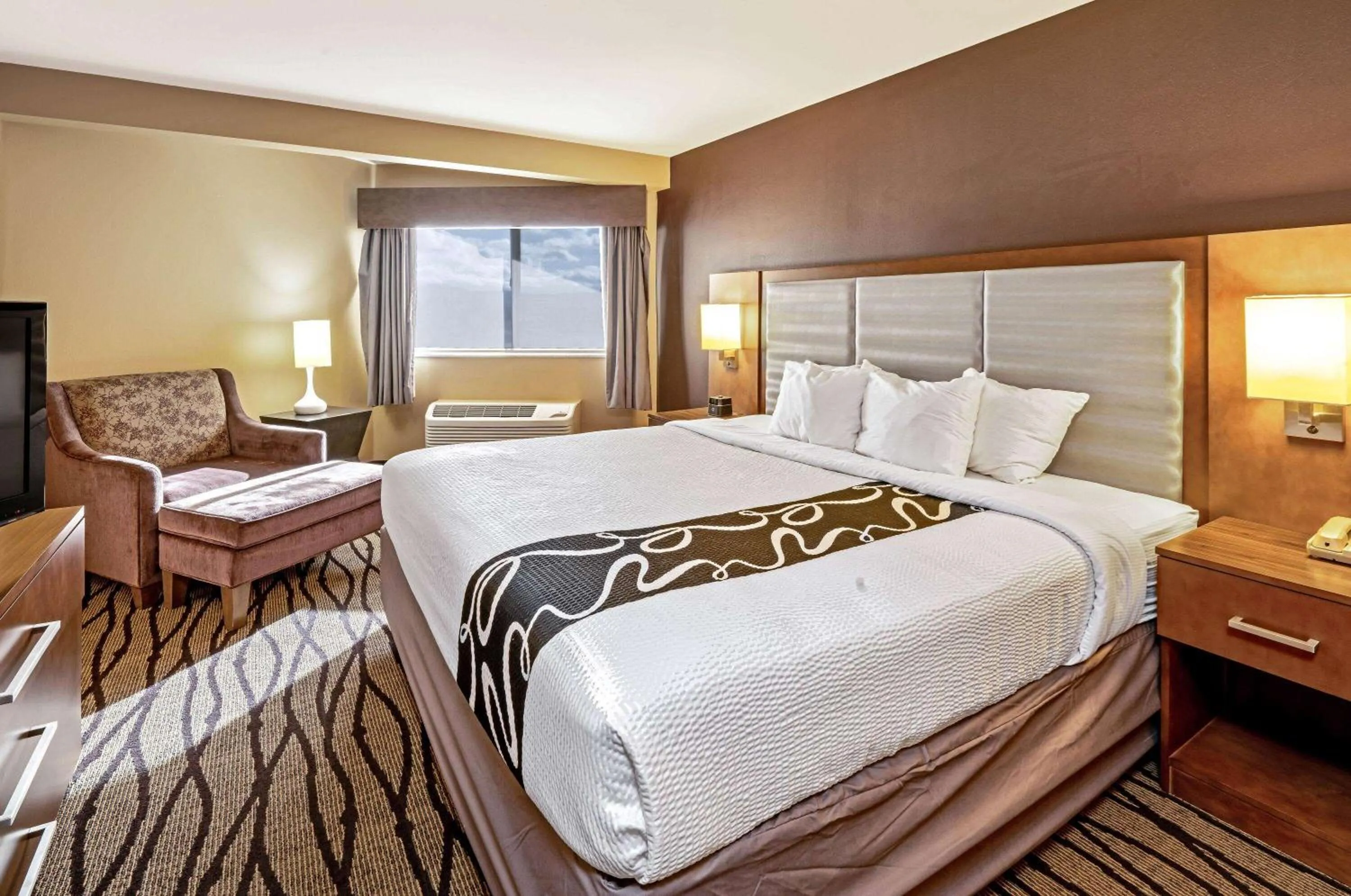 Deluxe King Suite with City/Mountain View - Non-Smoking in La Quinta by Wyndham Butte