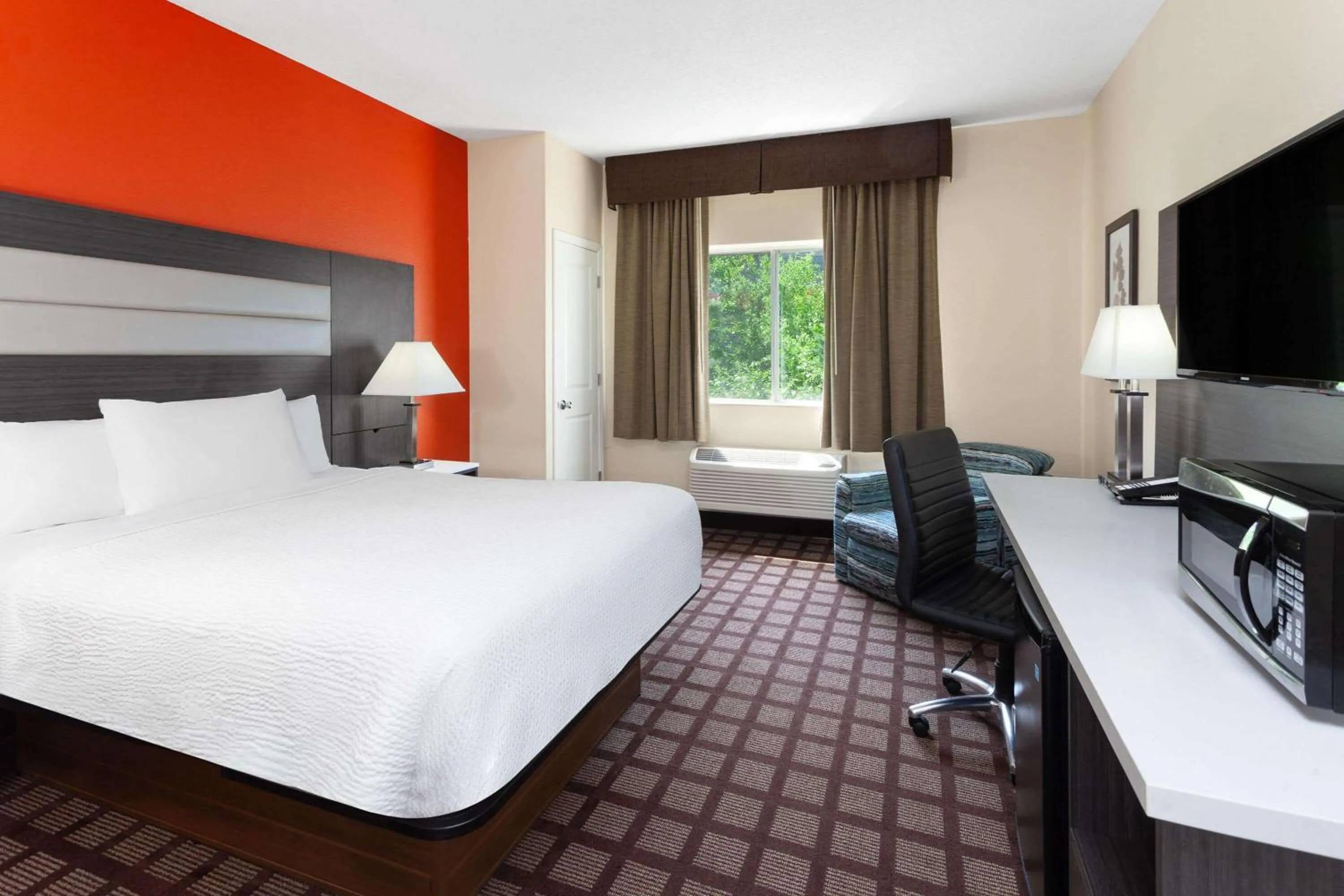 Deluxe Queen Room - Mobility Access/Non-Smoking in AmericInn by Wyndham Hudson