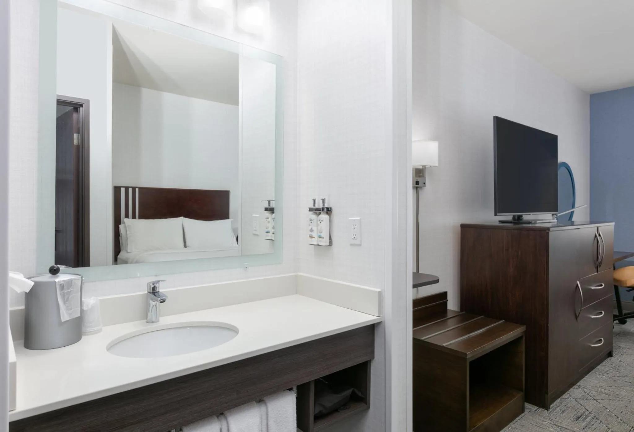 Standard King Room with Sofa Bed in Holiday Inn Express Spokane-Valley by IHG