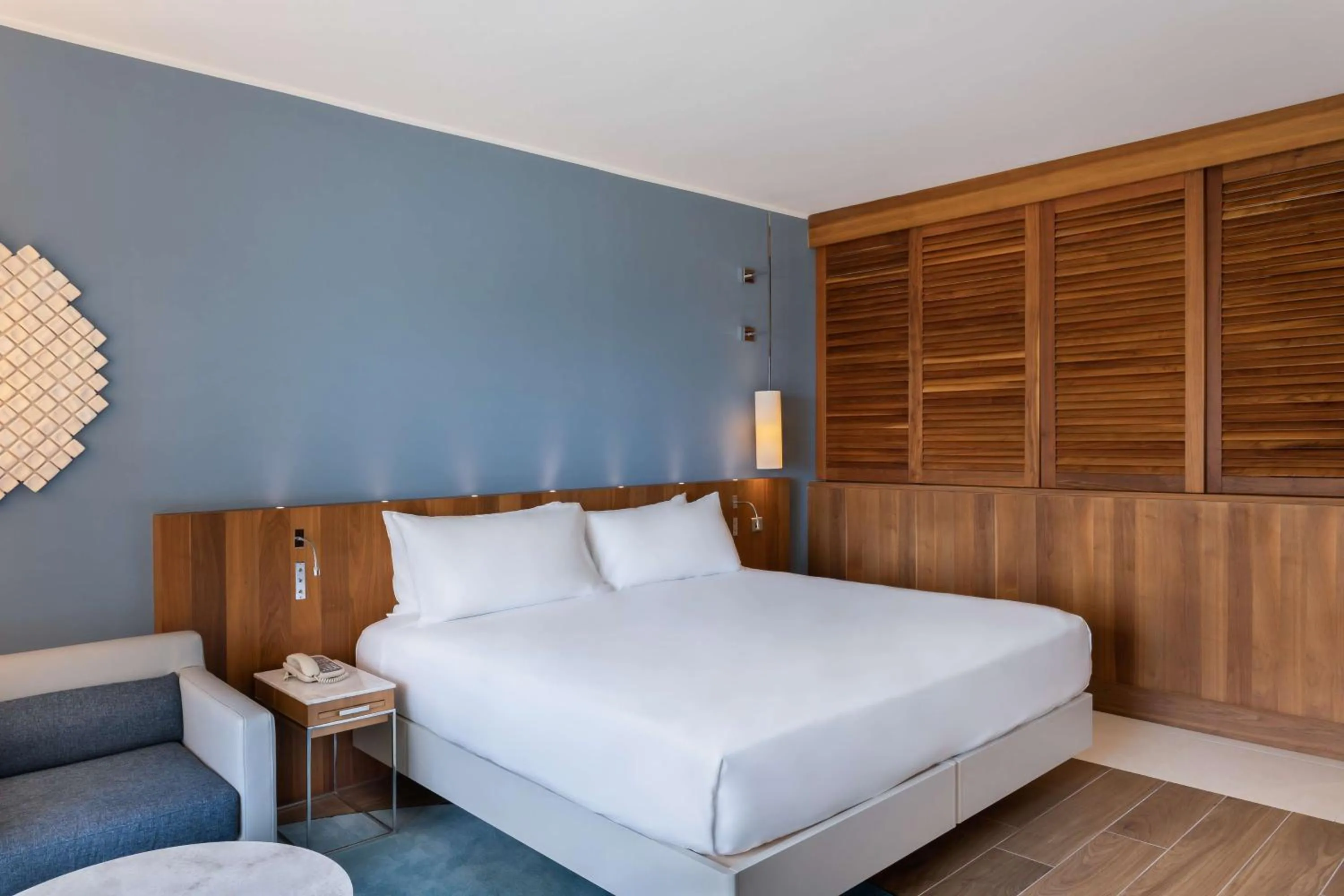 Deluxe King Room with Sofa Bed and Garden View in Hilton Malta