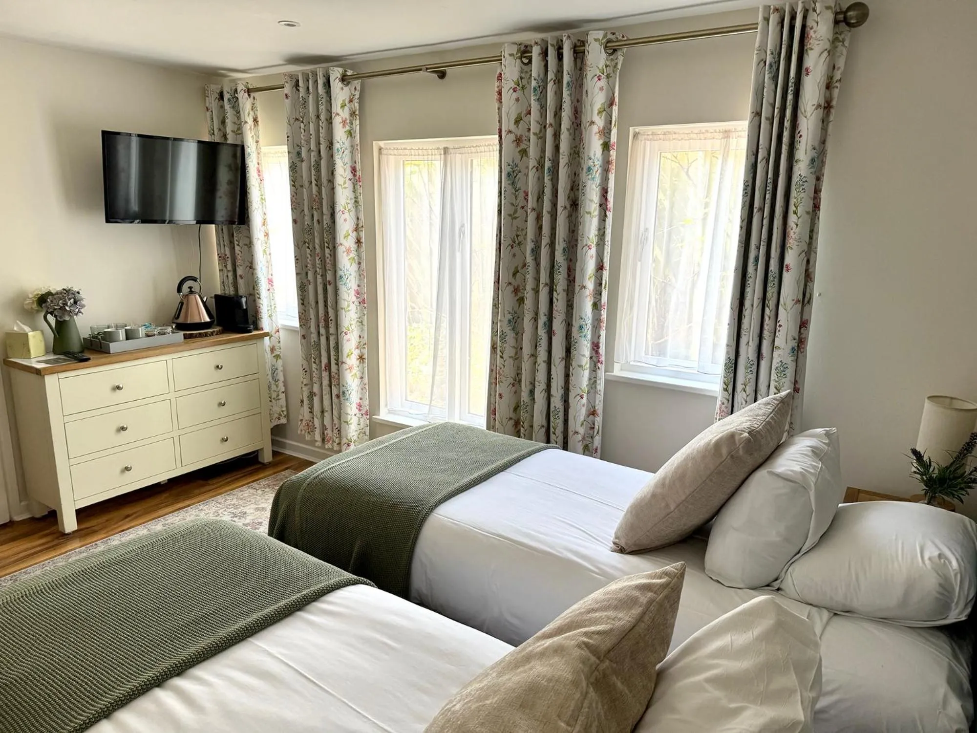 Contemporary Double Room in Thatched Cottage Hotel