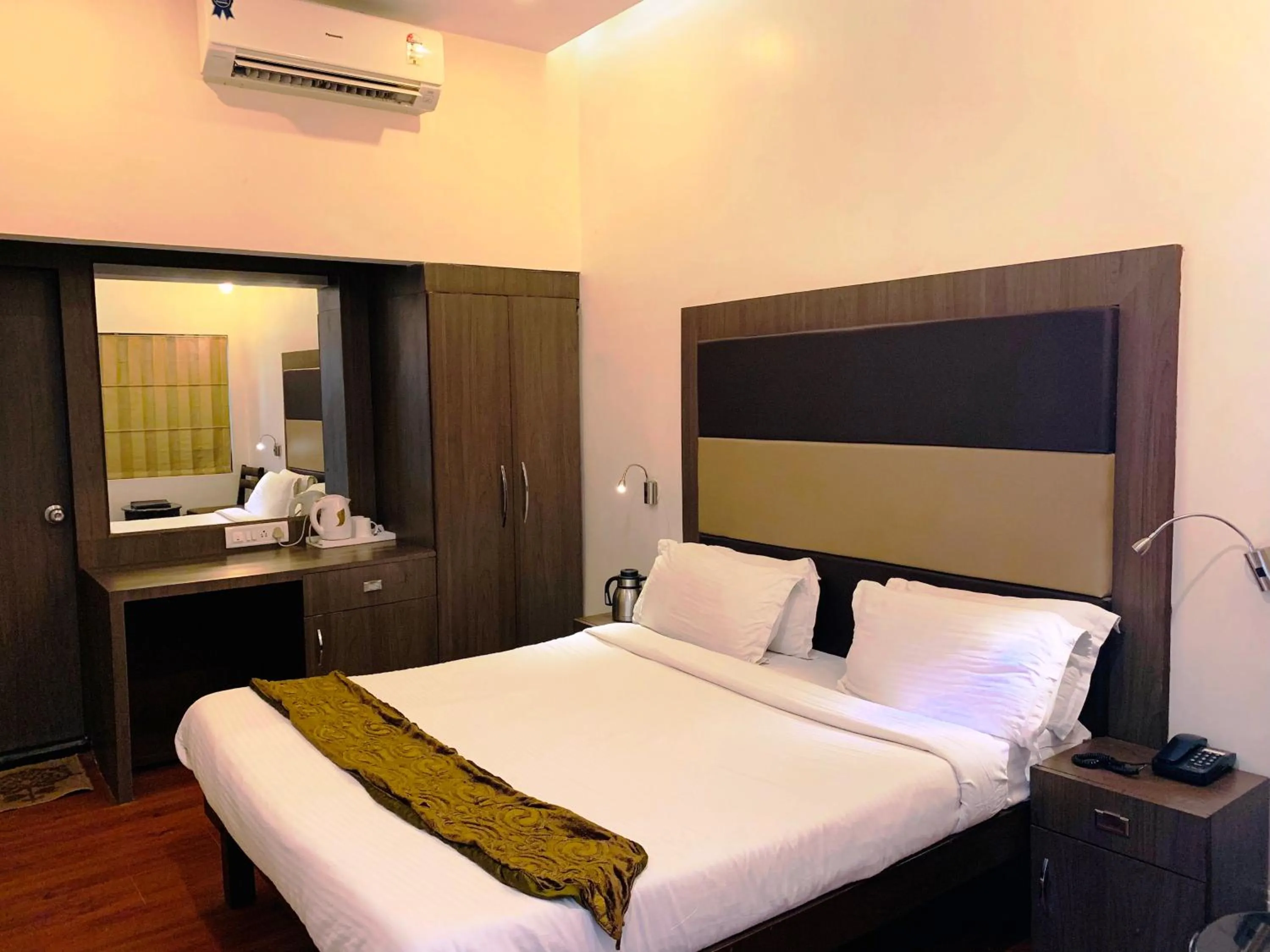 Deluxe Room in The Ambassador - Hotel & Conference Center