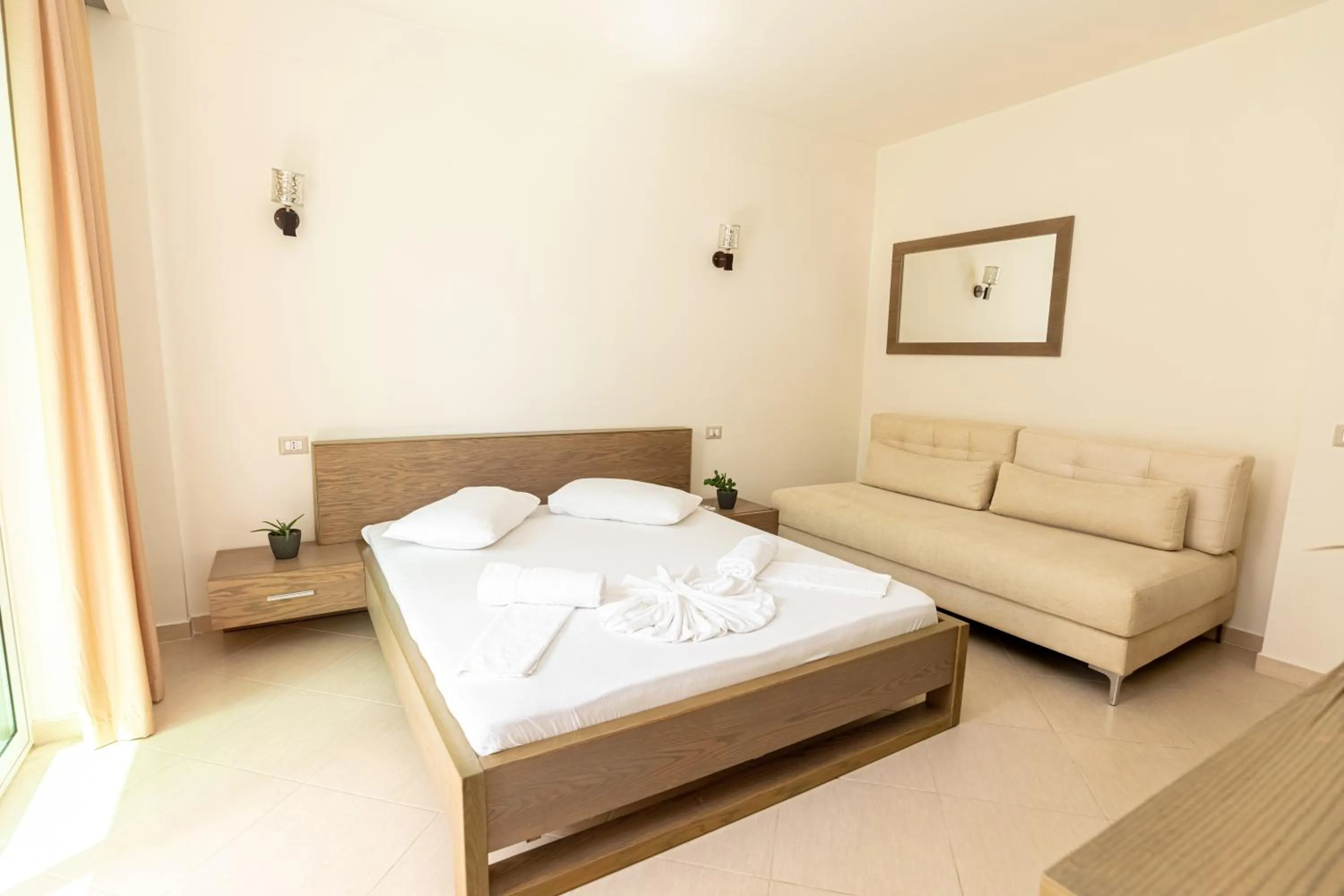 Double Room with Patio in Hotel Picasso