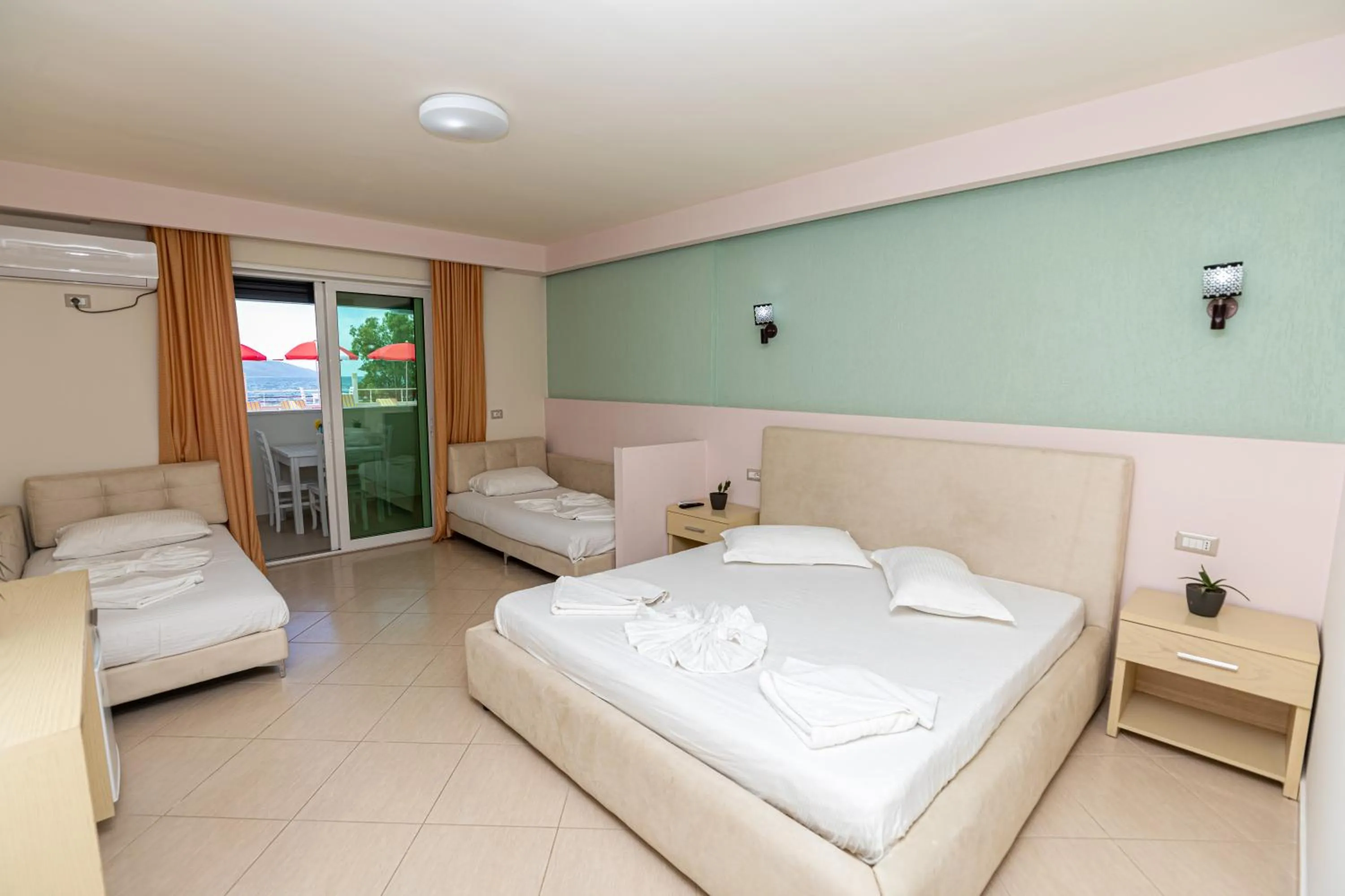 Quadruple Room with Pool View in Hotel Picasso