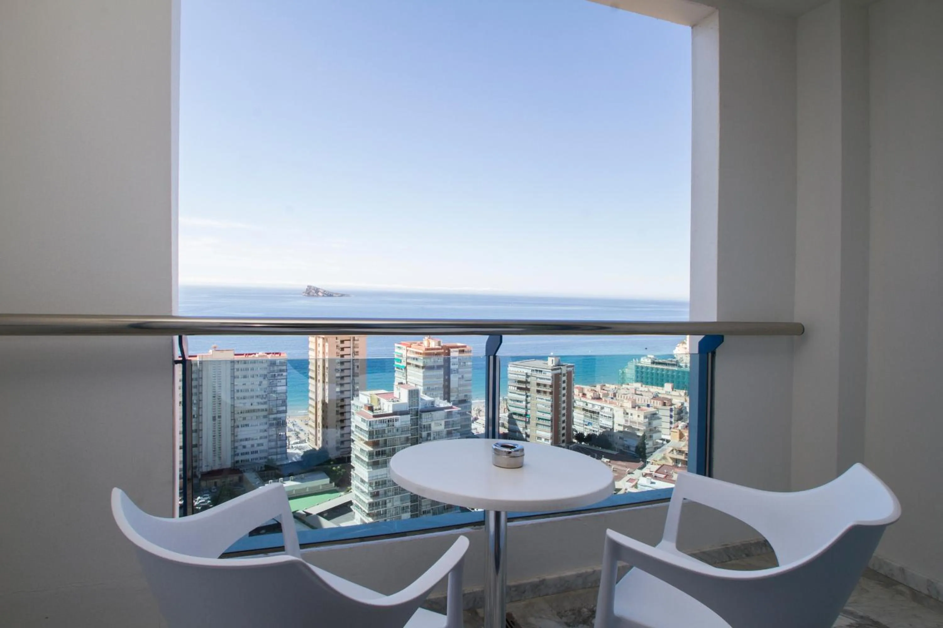 Twin Room with Terrace (1 Adult + 2 Children) in Hotel Madeira Centro