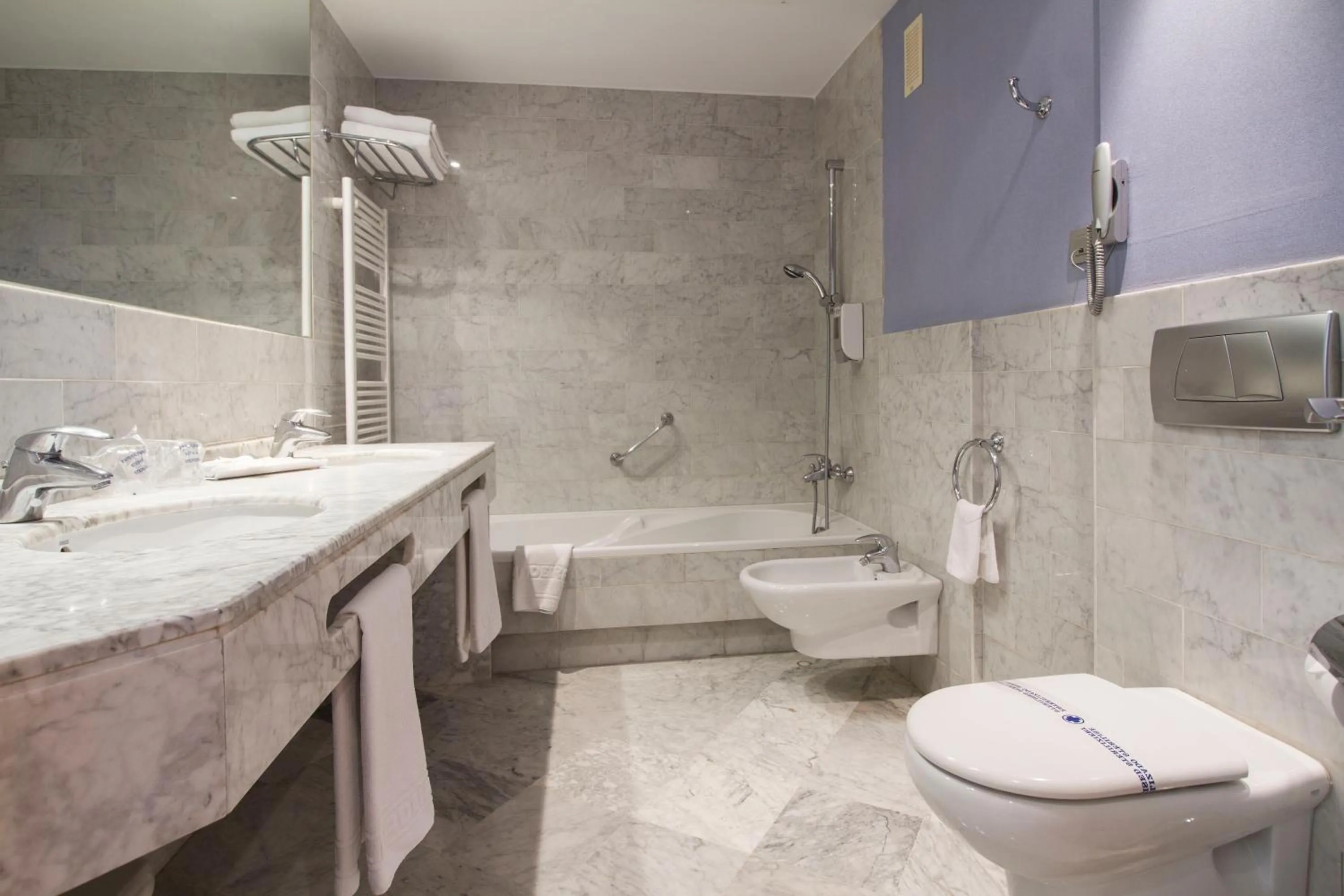 Basic Twin Room without Balcony (2 adults) in Hotel Madeira Centro