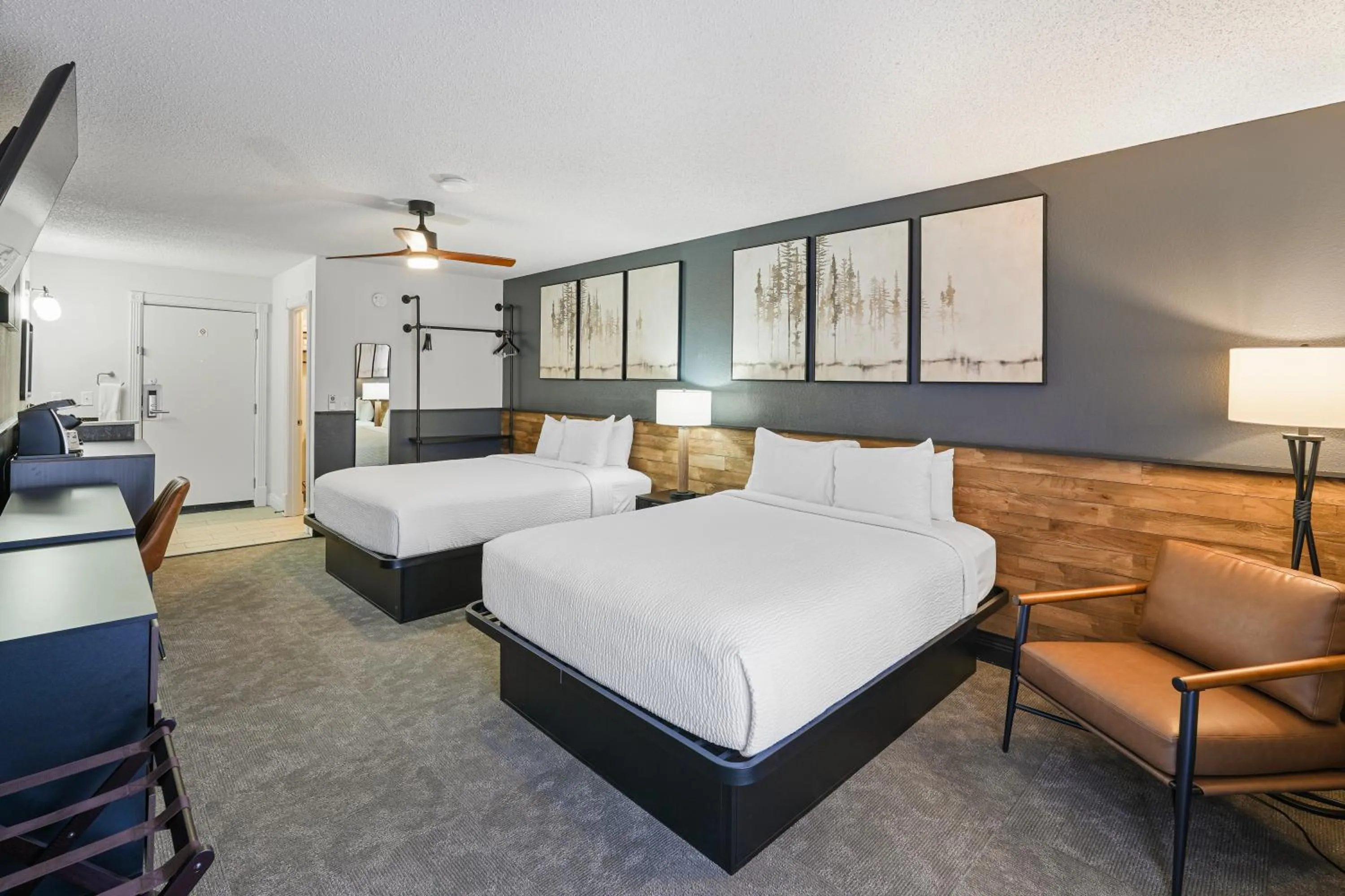 Queen Room in Tremont Lodge & Resort