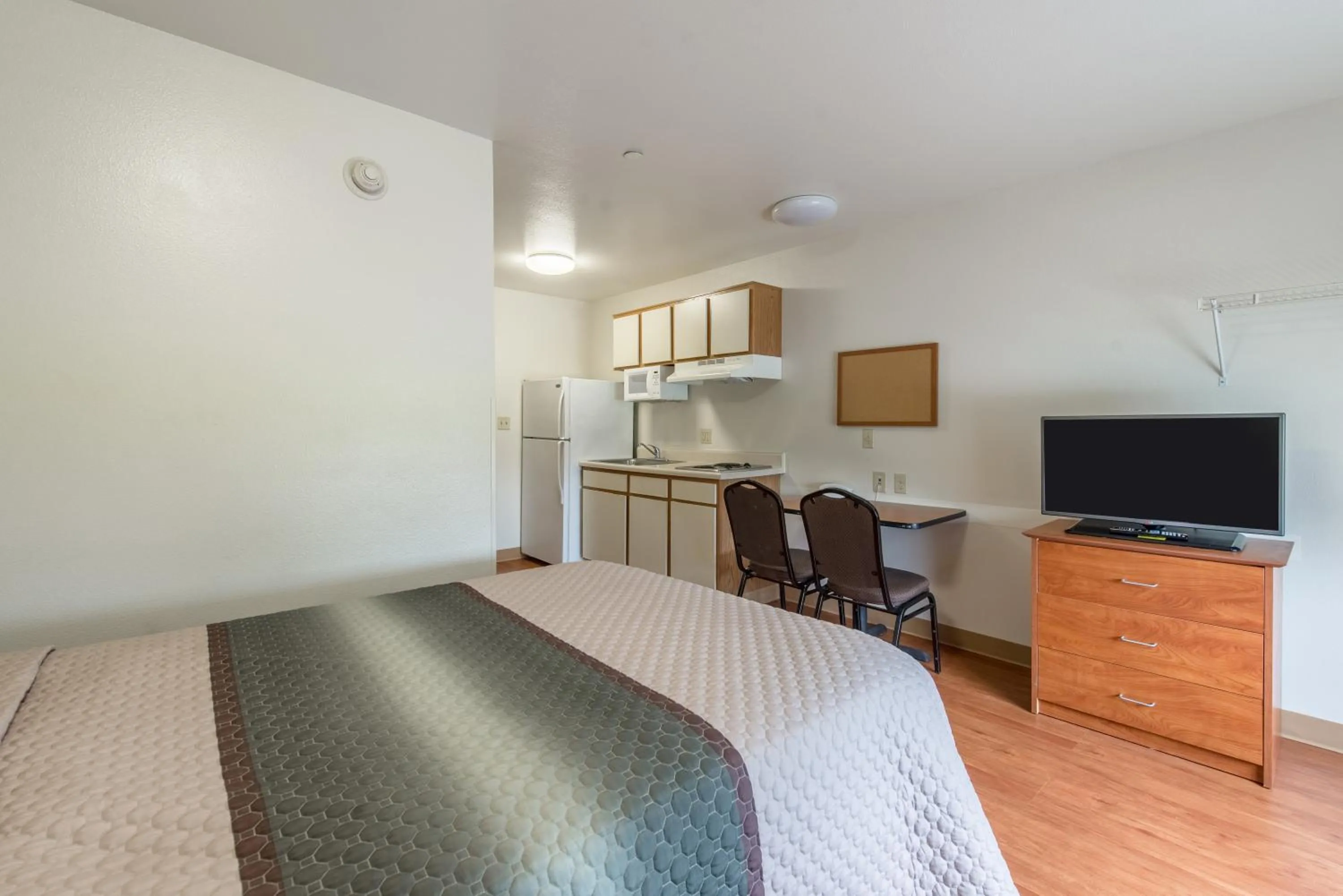 Studio One Double Room/Sofa Bed Disability Access Smoking in HomeTowne Studios by Red Roof Columbus