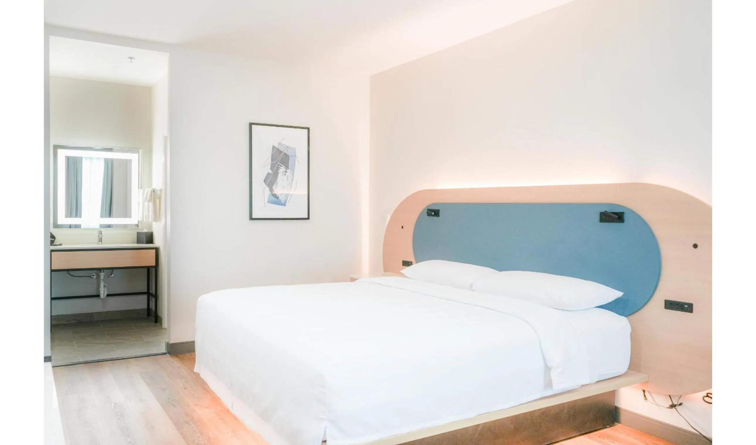 Premium Single King Room- Hearing Accessible in Hotel Lydia