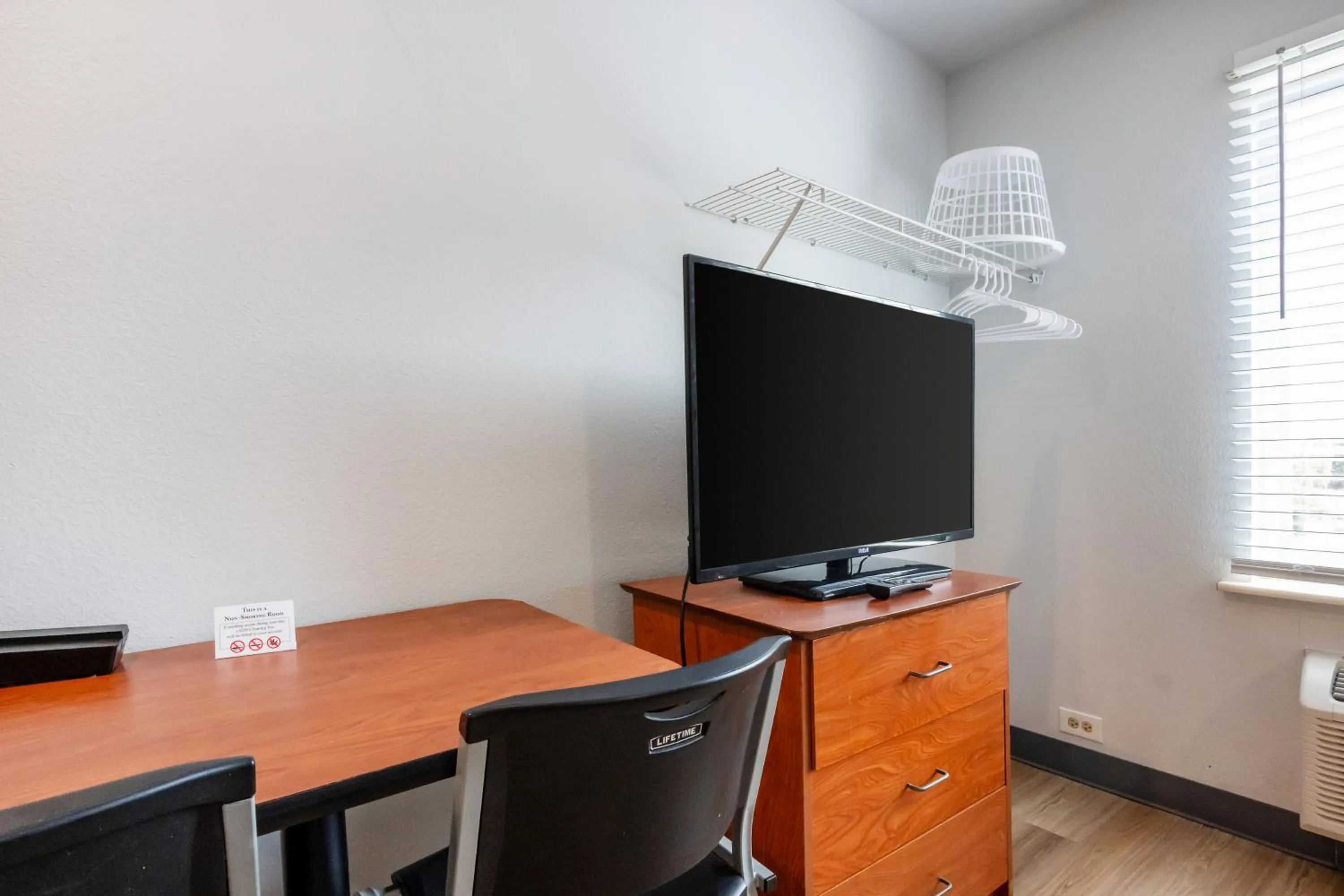 Efficiency Double Room Pet Friendly - Accessible/Non-Smoking in Suburban Studios Huntsville University Area